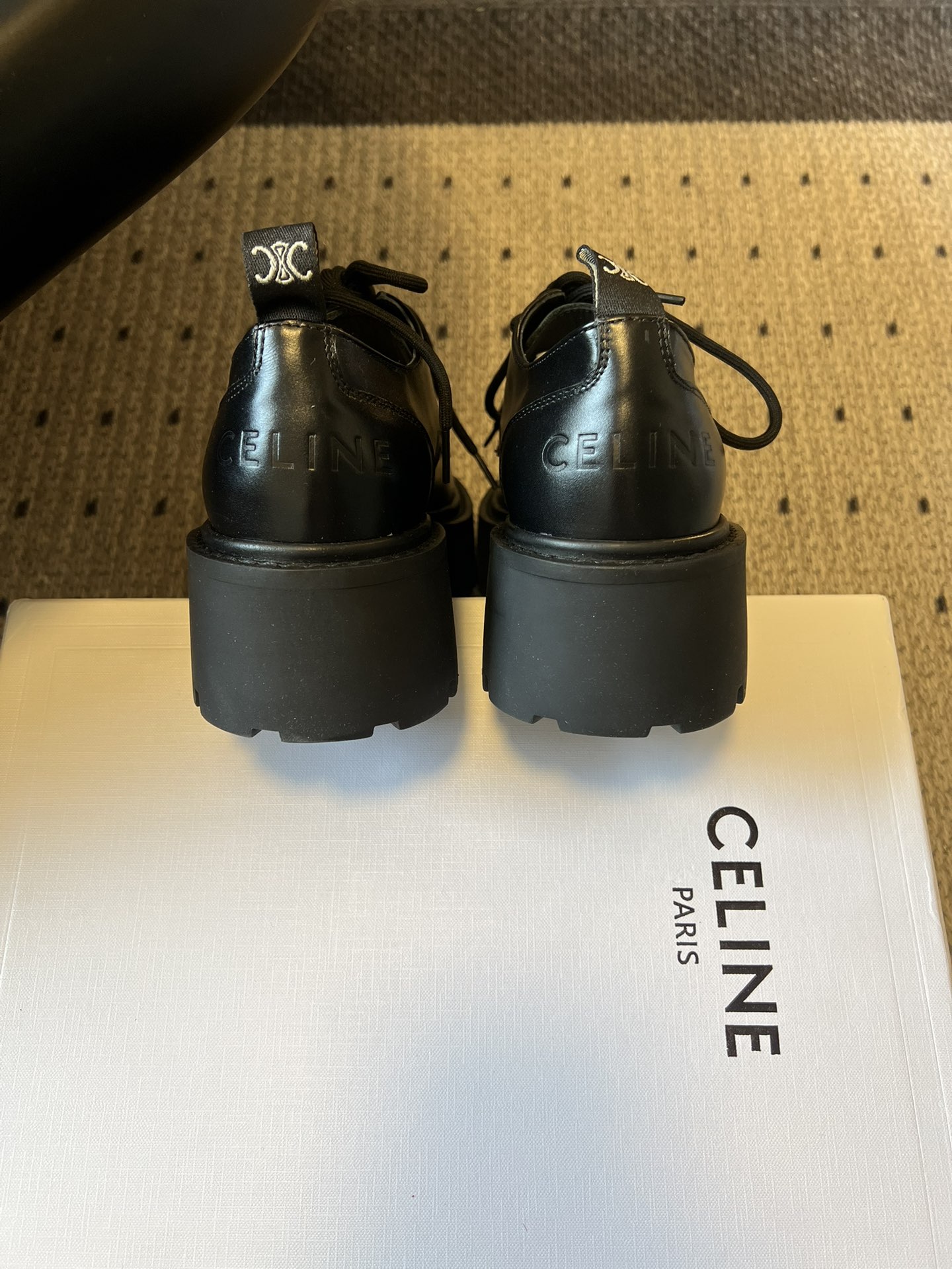 Celin*26ss早春新品英伦风德比鞋休闲鞋融合复古英伦德比鞋型与现代厚底设计，鞋楦线条流畅；推出焦糖