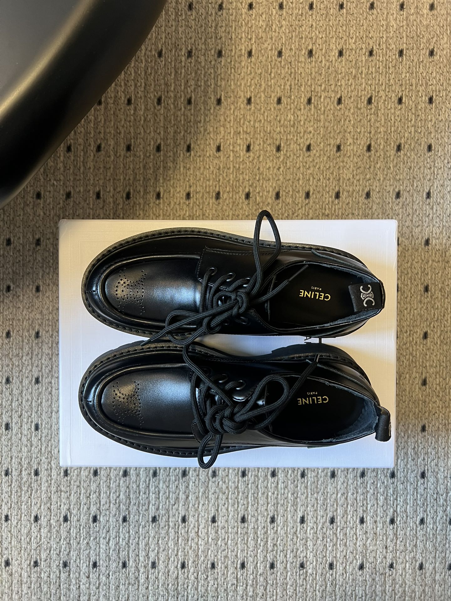 Celin*26ss早春新品英伦风德比鞋休闲鞋融合复古英伦德比鞋型与现代厚底设计，鞋楦线条流畅；推出焦糖
