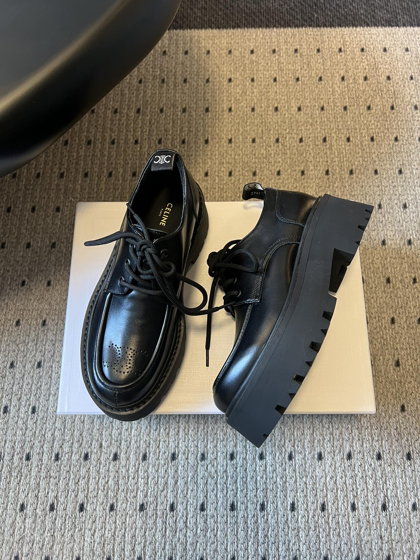 Celin*26ss早春新品英伦风德比鞋休闲鞋融合复古英伦德比鞋型与现代厚底设计，鞋楦线条流畅；推出焦糖