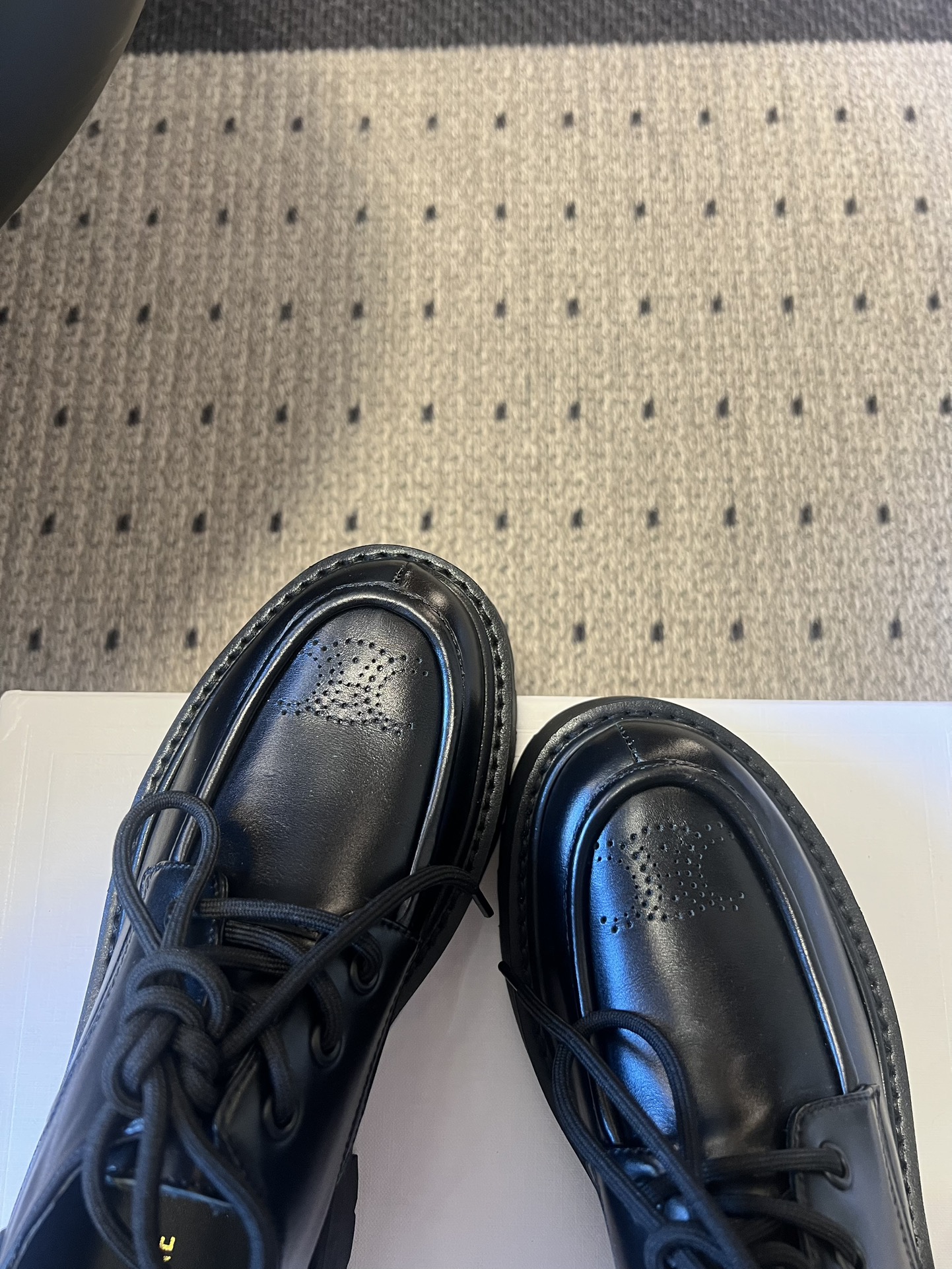 Celin*26ss早春新品英伦风德比鞋休闲鞋融合复古英伦德比鞋型与现代厚底设计，鞋楦线条流畅；推出焦糖