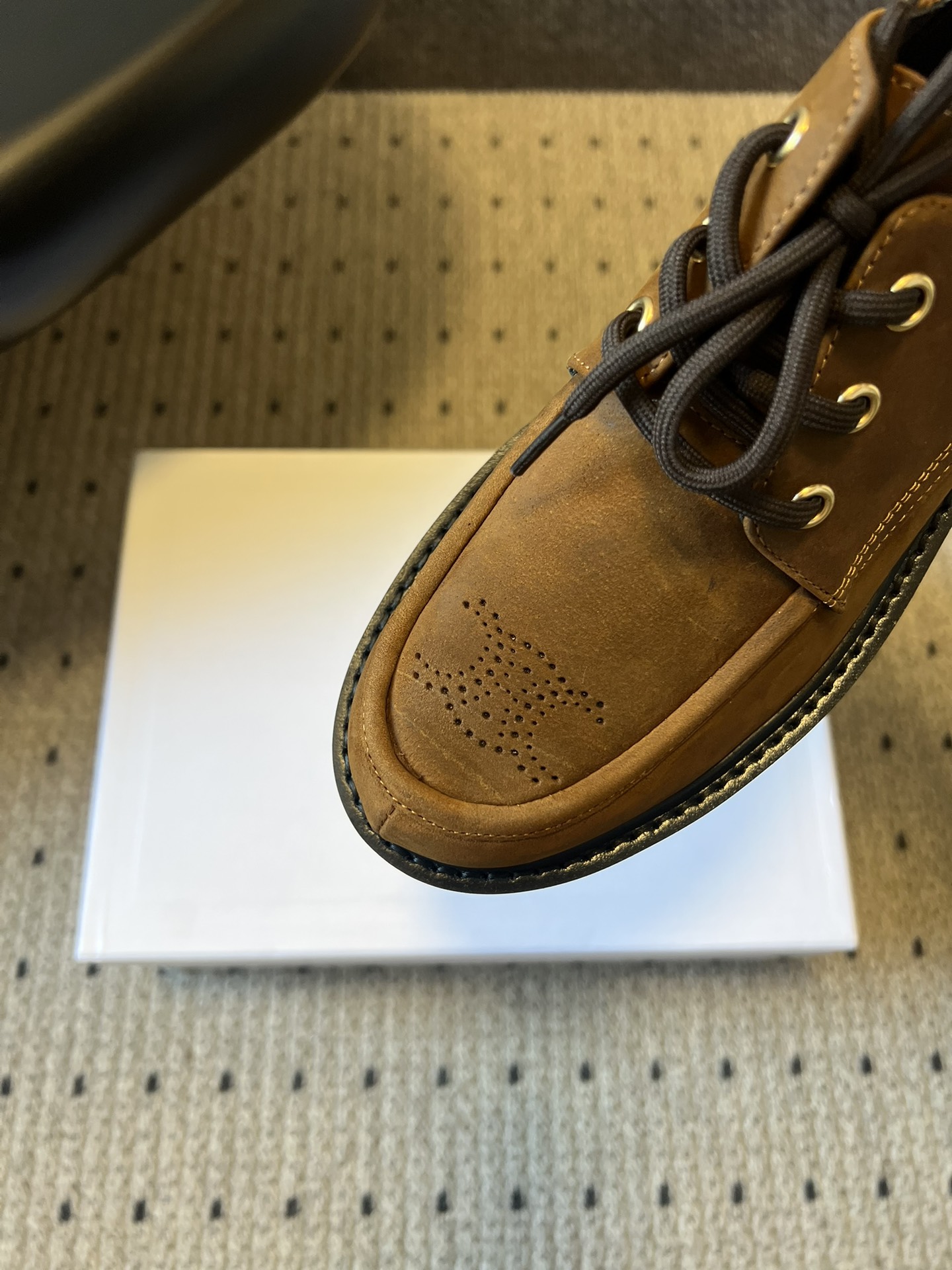 Celin*26ss早春新品英伦风德比鞋休闲鞋融合复古英伦德比鞋型与现代厚底设计，鞋楦线条流畅；推出焦糖