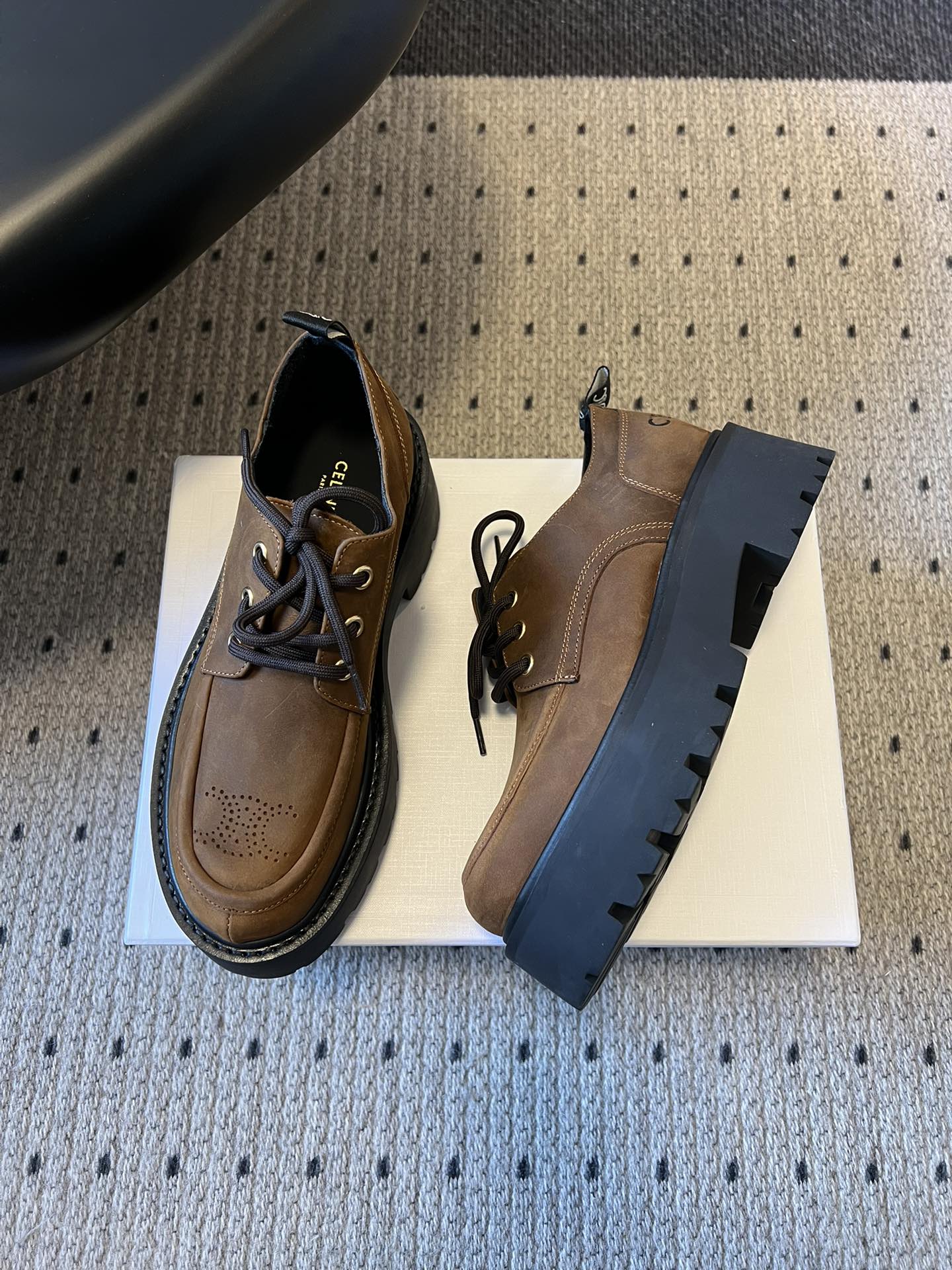 Celin*26ss早春新品英伦风德比鞋休闲鞋融合复古英伦德比鞋型与现代厚底设计，鞋楦线条流畅；推出焦糖