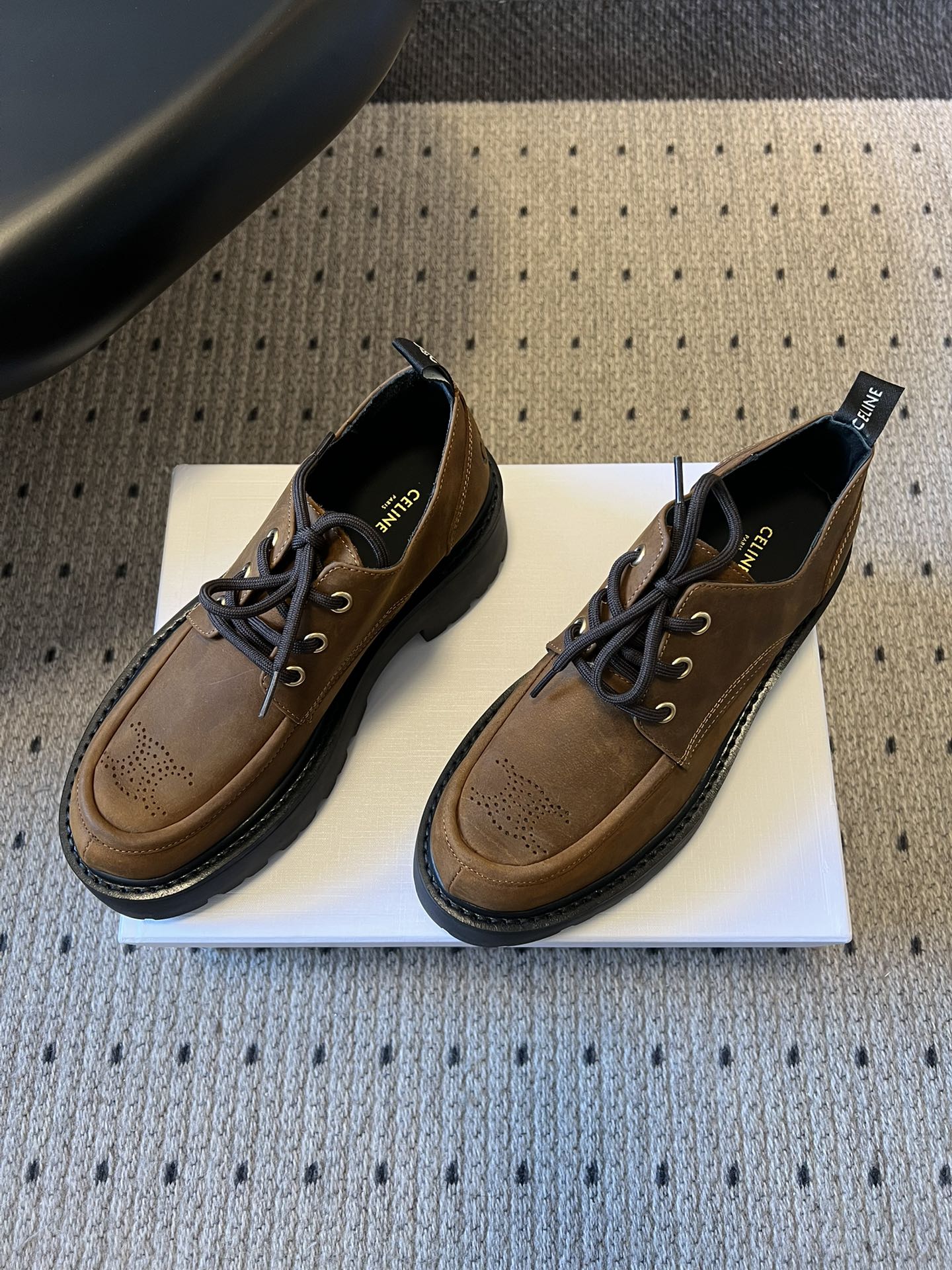Celin*26ss早春新品英伦风德比鞋休闲鞋融合复古英伦德比鞋型与现代厚底设计，鞋楦线条流畅；推出焦糖