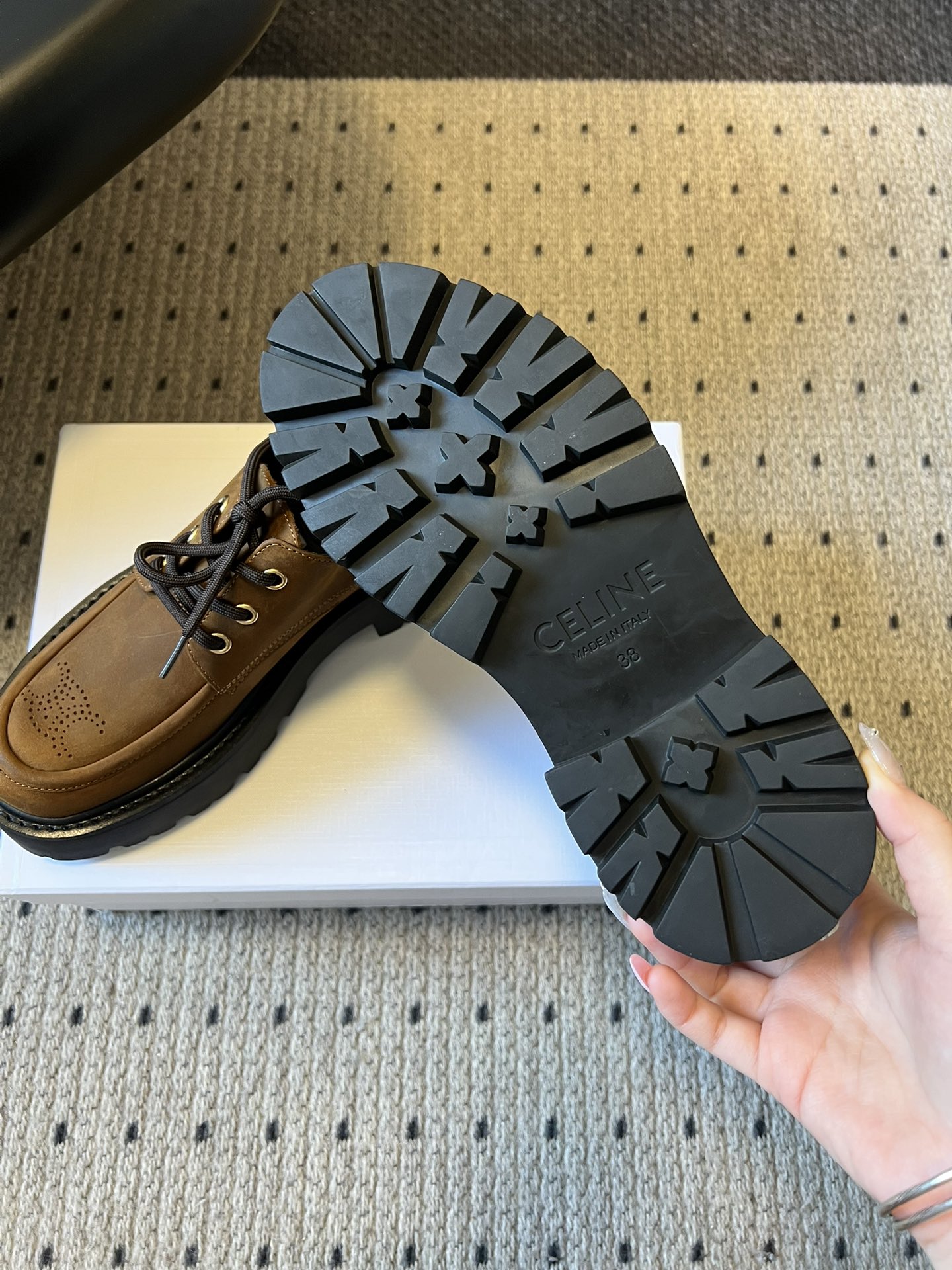 Celin*26ss早春新品英伦风德比鞋休闲鞋融合复古英伦德比鞋型与现代厚底设计，鞋楦线条流畅；推出焦糖