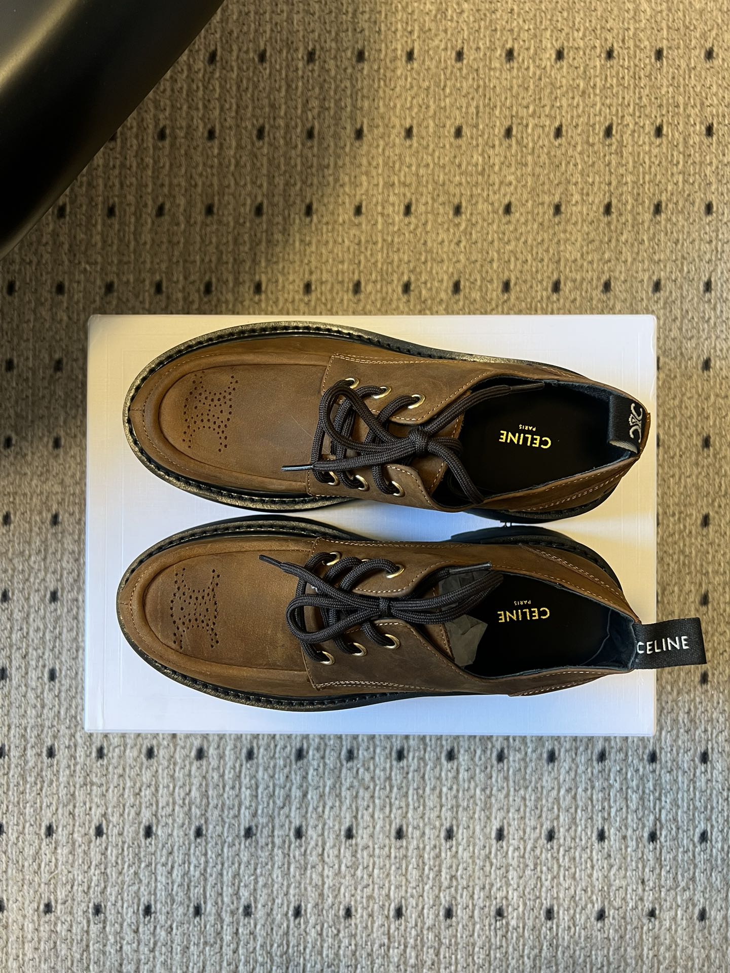 Celin*26ss早春新品英伦风德比鞋休闲鞋融合复古英伦德比鞋型与现代厚底设计，鞋楦线条流畅；推出焦糖