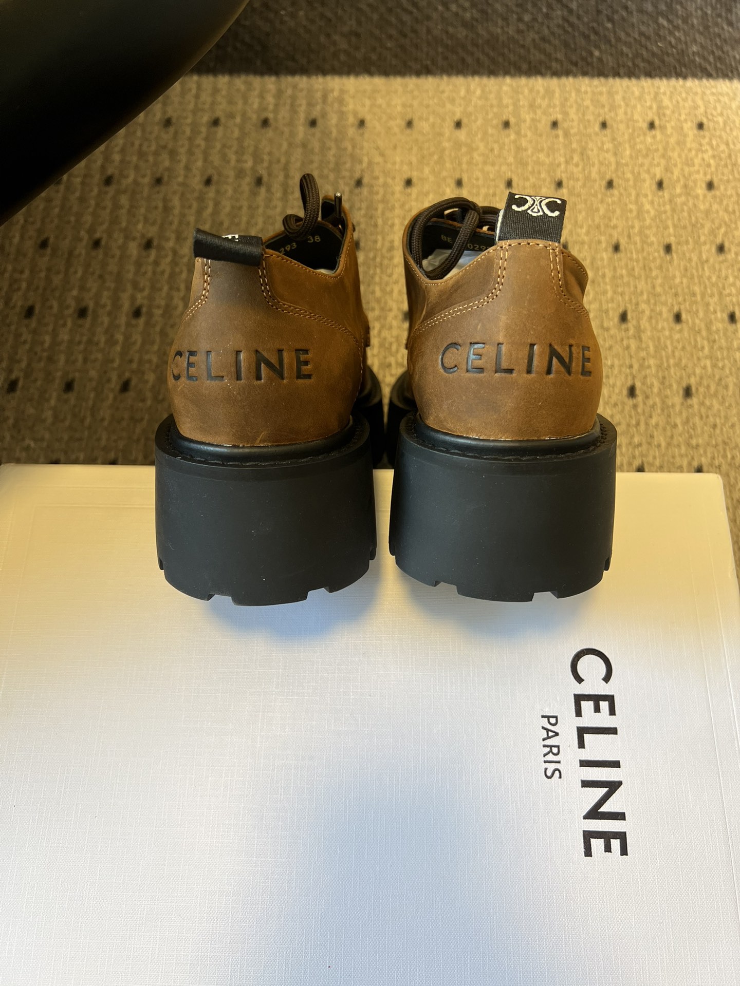 Celin*26ss早春新品英伦风德比鞋休闲鞋融合复古英伦德比鞋型与现代厚底设计，鞋楦线条流畅；推出焦糖