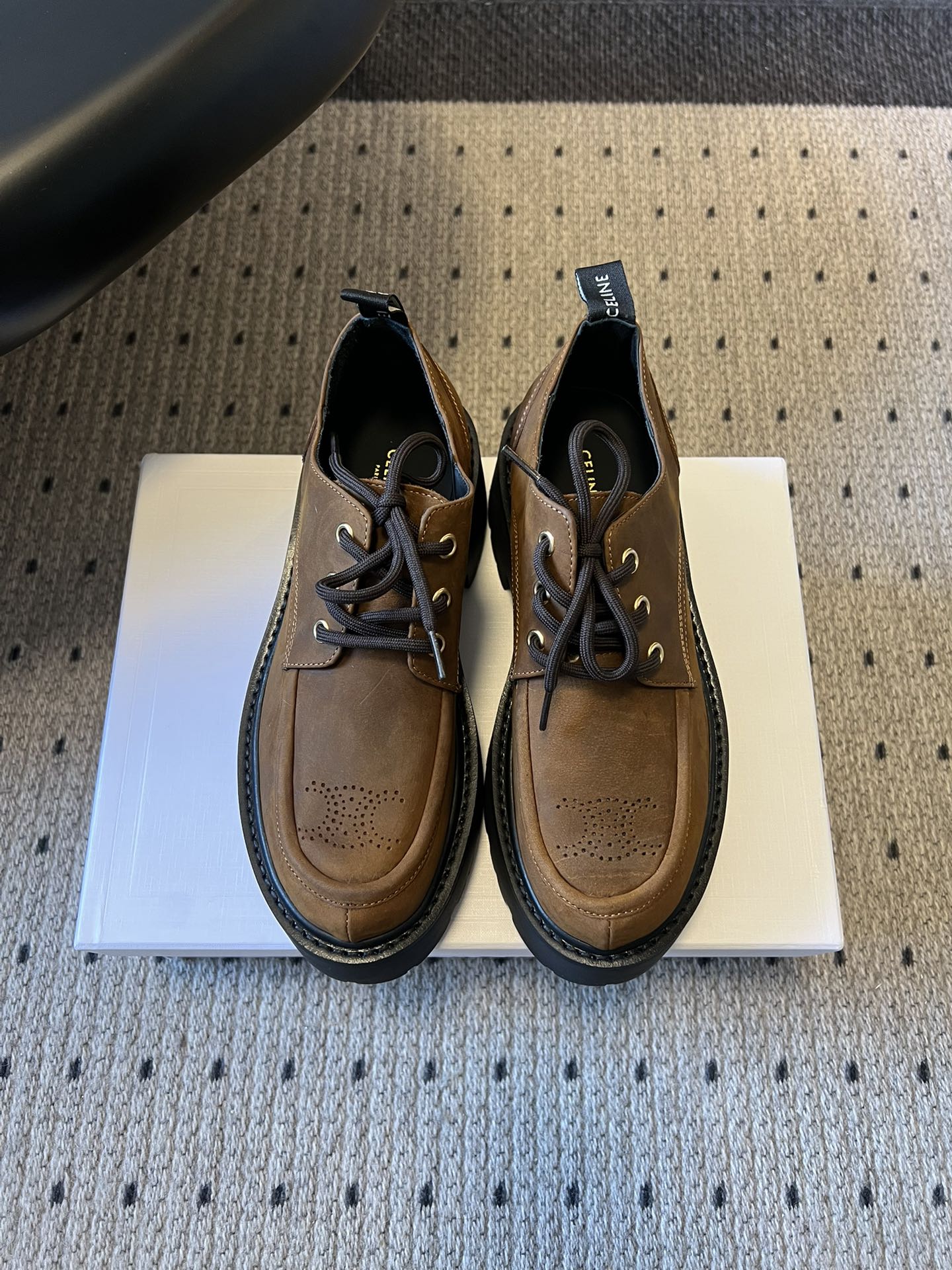 NO:696172,Celin*26ss new British-style derby casual shoes for early spring combine retro British derby shoe shape with modern thick-soled design, with smooth shoe last lines; available in caramel brown, classic black and other colors. The caramel brown model is aged and polished, with a retro texture, and the black glossy leather is more neat.  The toe is round and loose, not squeezing the foot, and adapts to a variety of foot types; there is a pull-up strap at the heel, making it easy to put on and take off; the thick-soled shoe heightens the body shape and modifies the proportions of the legs. The thick-soled rubber sole has anti-slip texture and excellent grip. The thick-soled structure has a shock-absorbing effect, making it less likely to fatigue after long walks, taking into account both fashion sense and practicality. Upper horsehide/waxed cowhide, lining cowhide, sole rubber outsole  Size 35-41 (customized sizes 40 and 41 are non-refundable) Heel height 3cm, loafers, celine, loafers, cowhide19860909Celin*26ss早春新品英伦风德比鞋休闲鞋 融合复古英伦德比鞋型与现代厚底设计,鞋楦线条流畅；推出焦糖棕、经典黑等色系,焦糖棕款做做旧擦色处理,自带复古质感,黑色款亮面皮质更显利落. 鞋头圆润宽松,不挤脚且适配多种脚型；鞋后跟处设提拉带,穿脱便捷；厚底鞋型拉高身形,修饰腿部比例.橡胶厚底带有防滑纹路,抓地力优异,厚底结构具备减震效果,长时间行走不易疲劳,兼顾时尚感与实用性. 鞋面马皮/蜡油牛皮 内里牛皮 鞋底橡胶大底 码数35-41码（40、41码定制不退换） 跟高3cm,乐福鞋,celine,loafers,cowhide,Women's Shoes