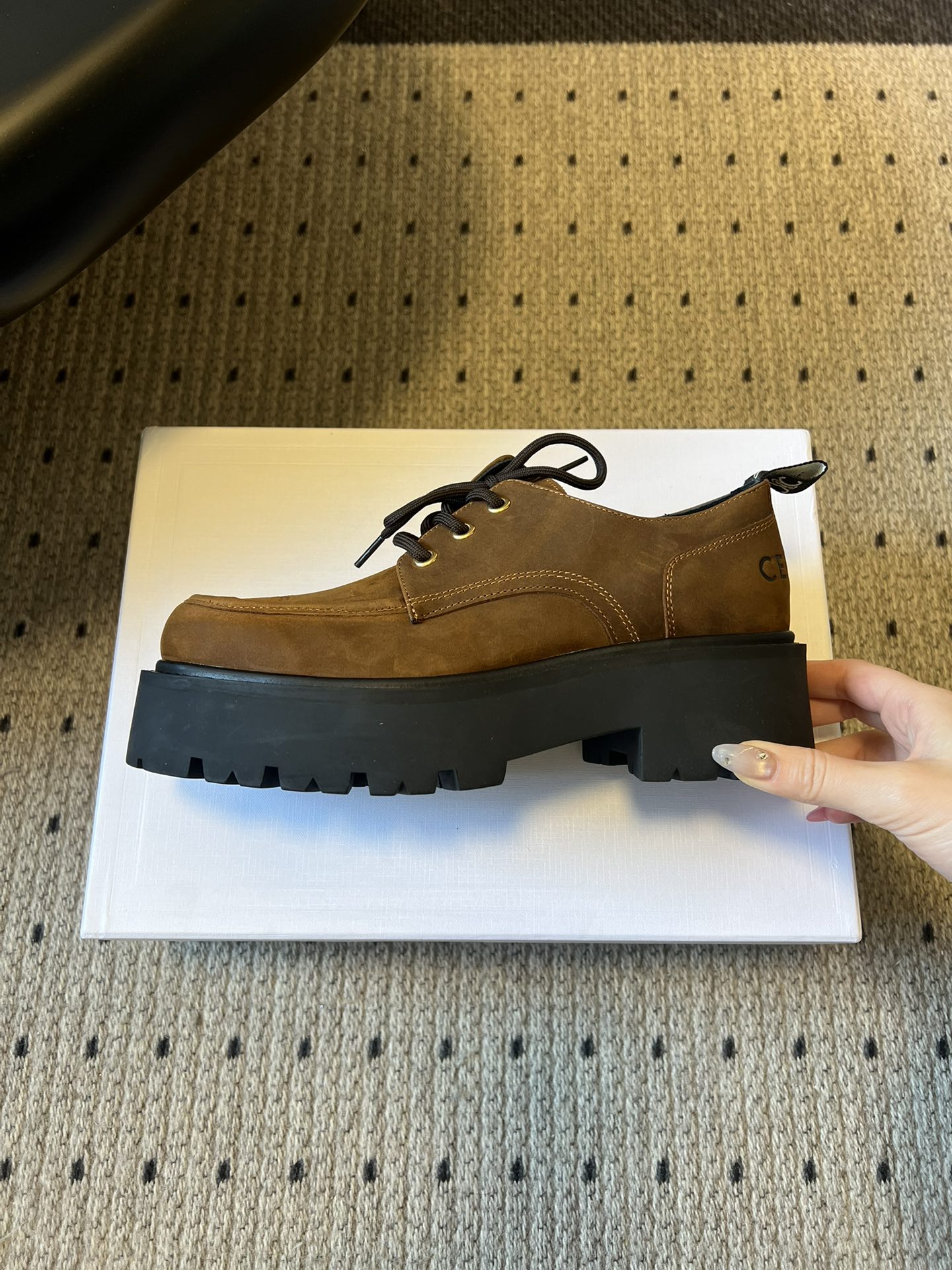 Celin*26ss早春新品英伦风德比鞋休闲鞋融合复古英伦德比鞋型与现代厚底设计，鞋楦线条流畅；推出焦糖