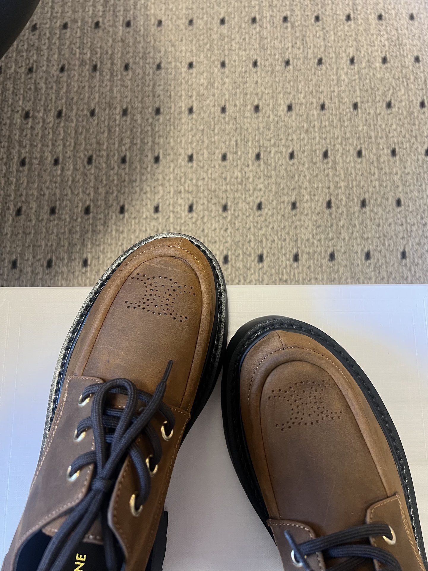 Celin*26ss早春新品英伦风德比鞋休闲鞋融合复古英伦德比鞋型与现代厚底设计，鞋楦线条流畅；推出焦糖