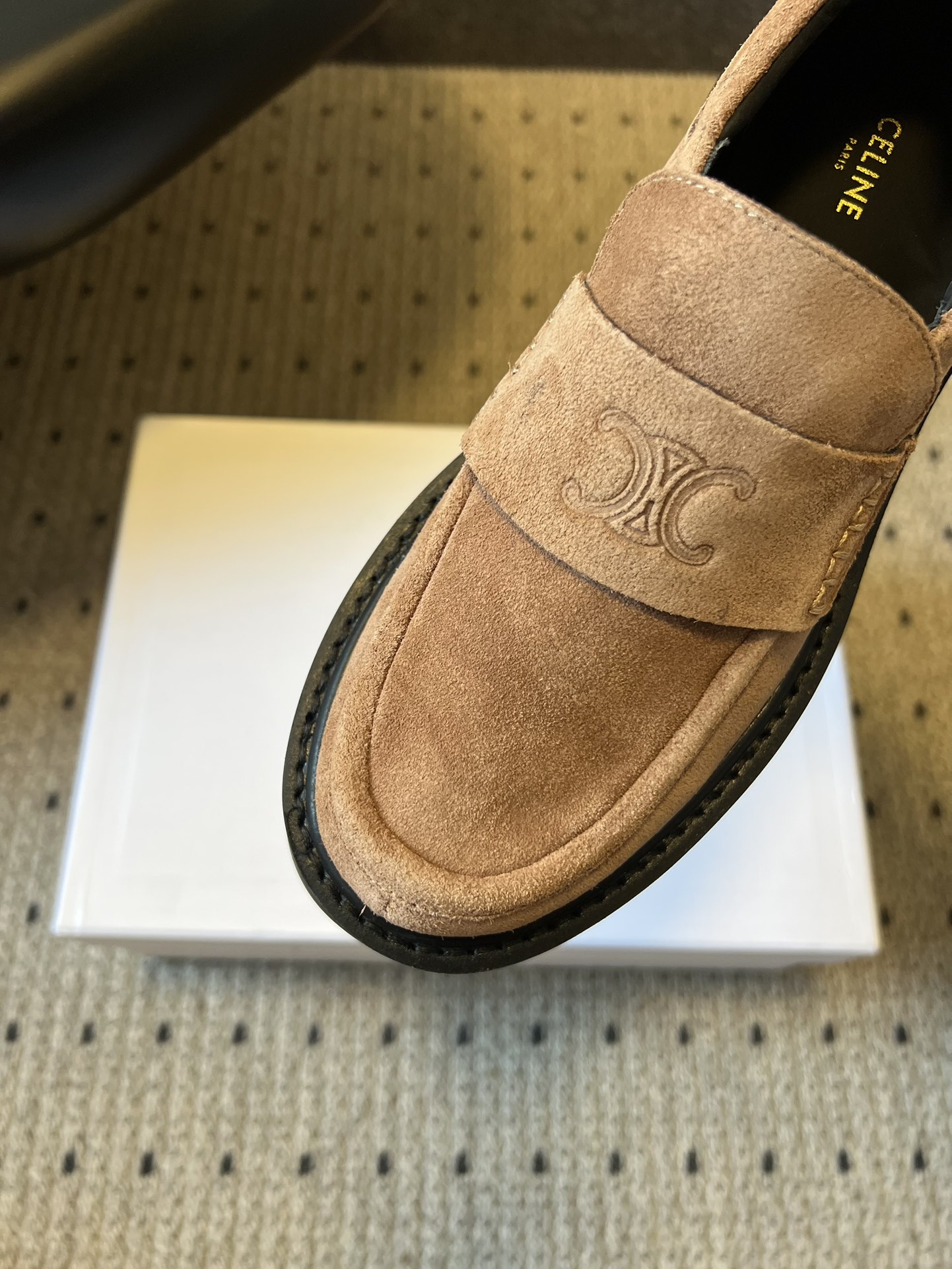 Celin*26ss早春新品英伦风乐福鞋休闲鞋采用反绒皮与亮面皮革两种材质，反绒皮款质感哑光细腻，亮面皮