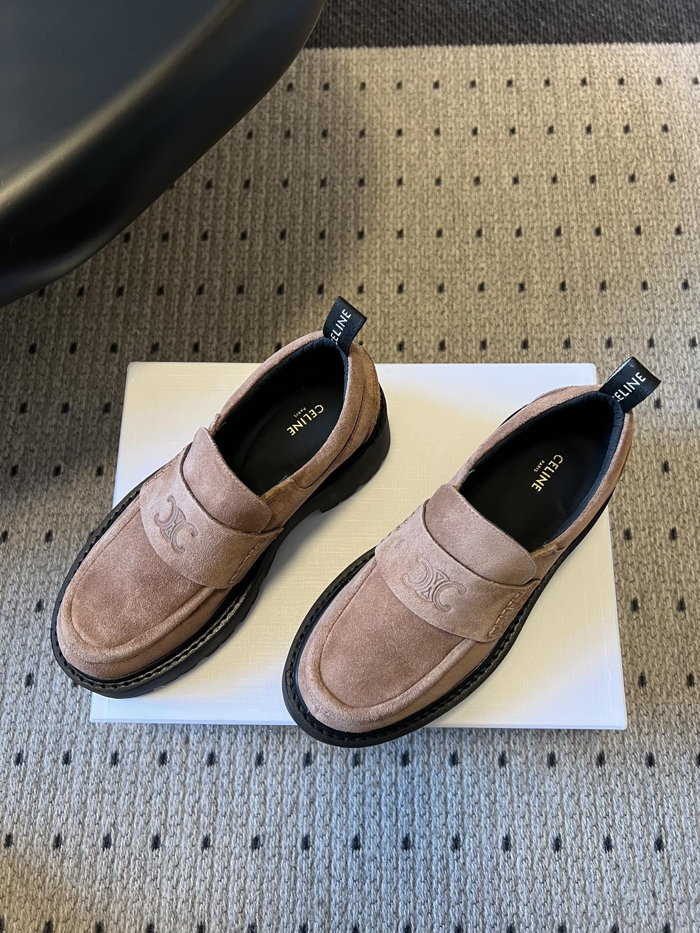 Celin*26ss早春新品英伦风乐福鞋休闲鞋采用反绒皮与亮面皮革两种材质，反绒皮款质感哑光细腻，亮面皮