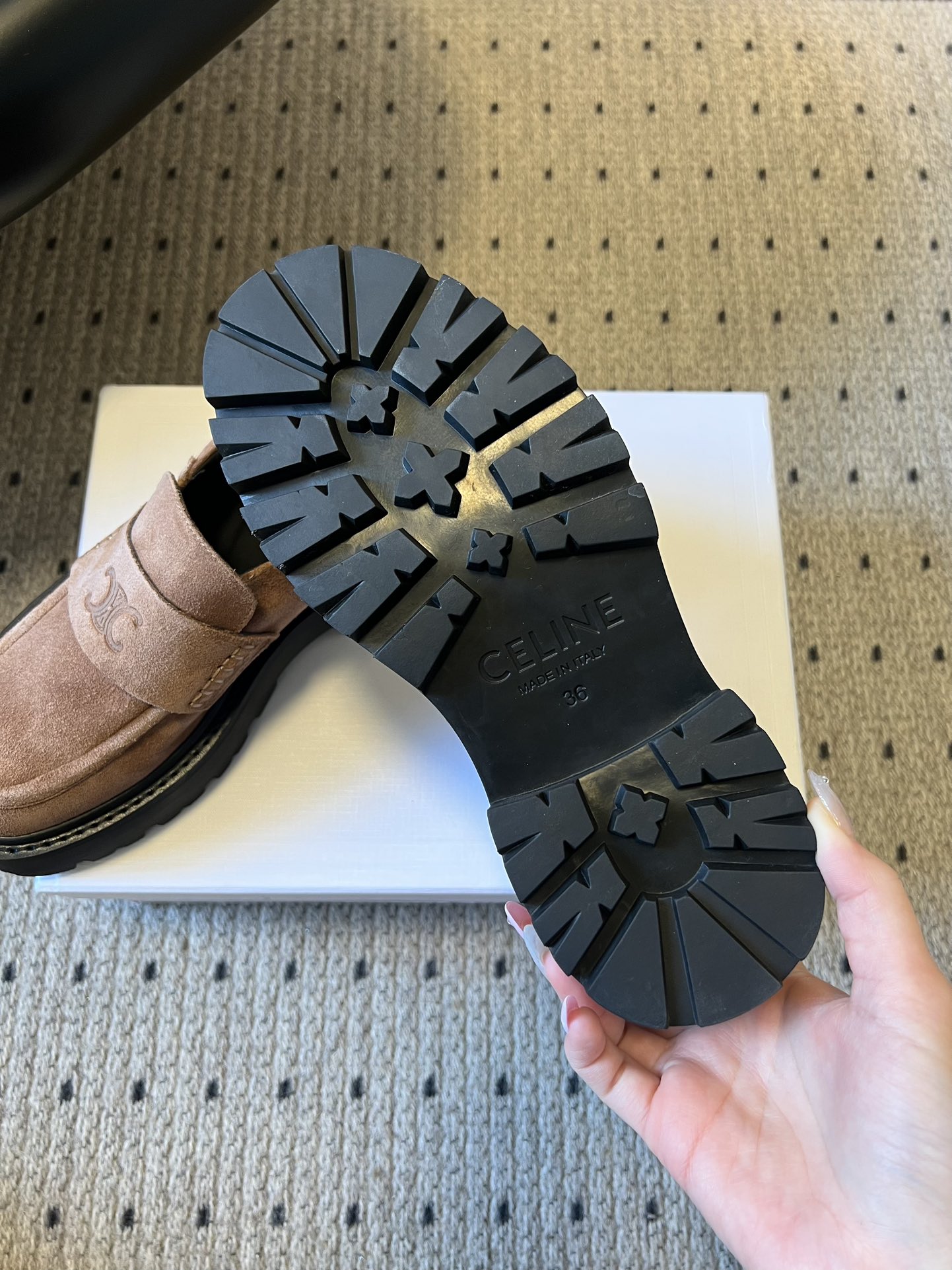 Celin*26ss早春新品英伦风乐福鞋休闲鞋采用反绒皮与亮面皮革两种材质，反绒皮款质感哑光细腻，亮面皮