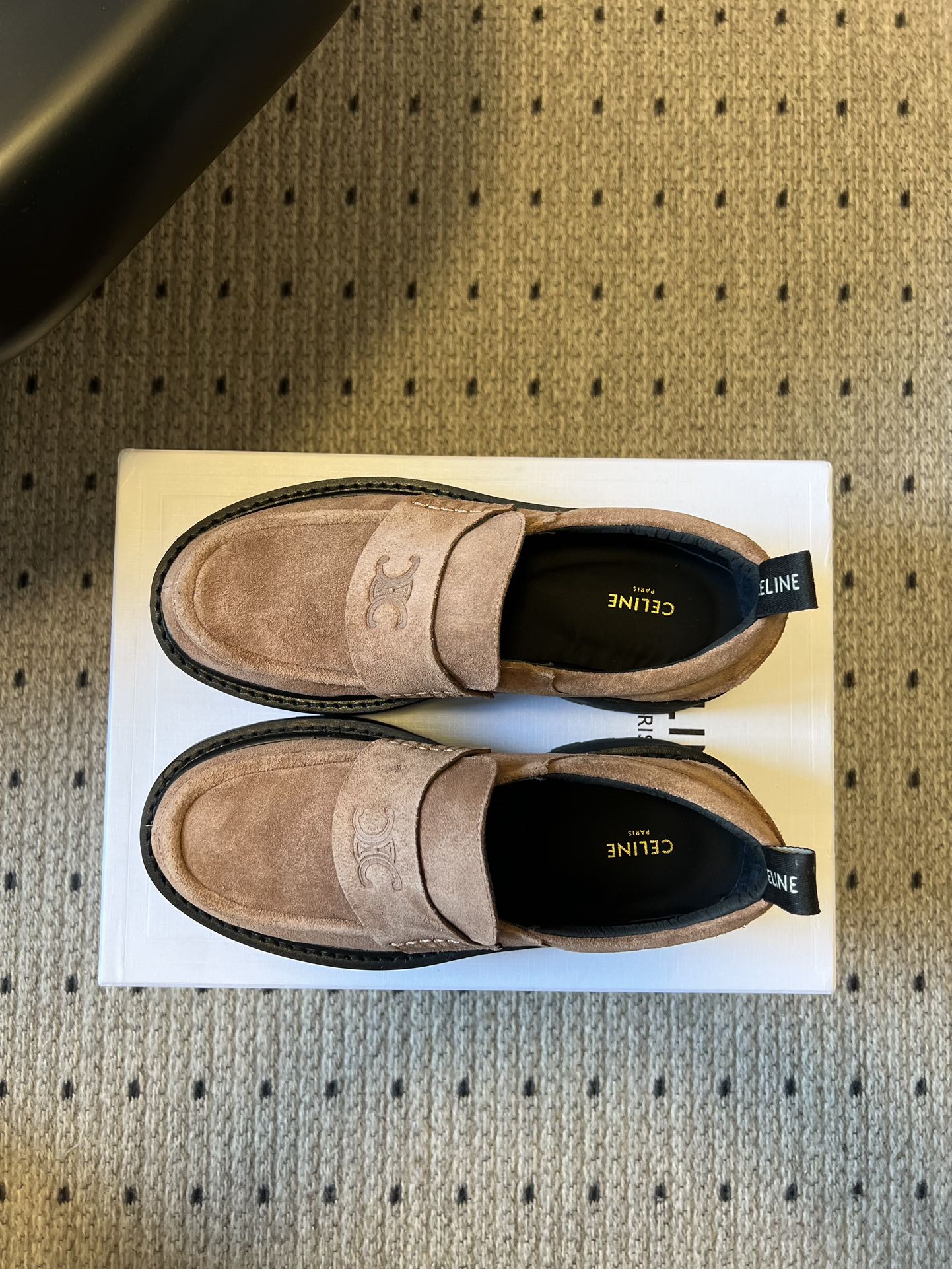 Celin*26ss早春新品英伦风乐福鞋休闲鞋采用反绒皮与亮面皮革两种材质，反绒皮款质感哑光细腻，亮面皮