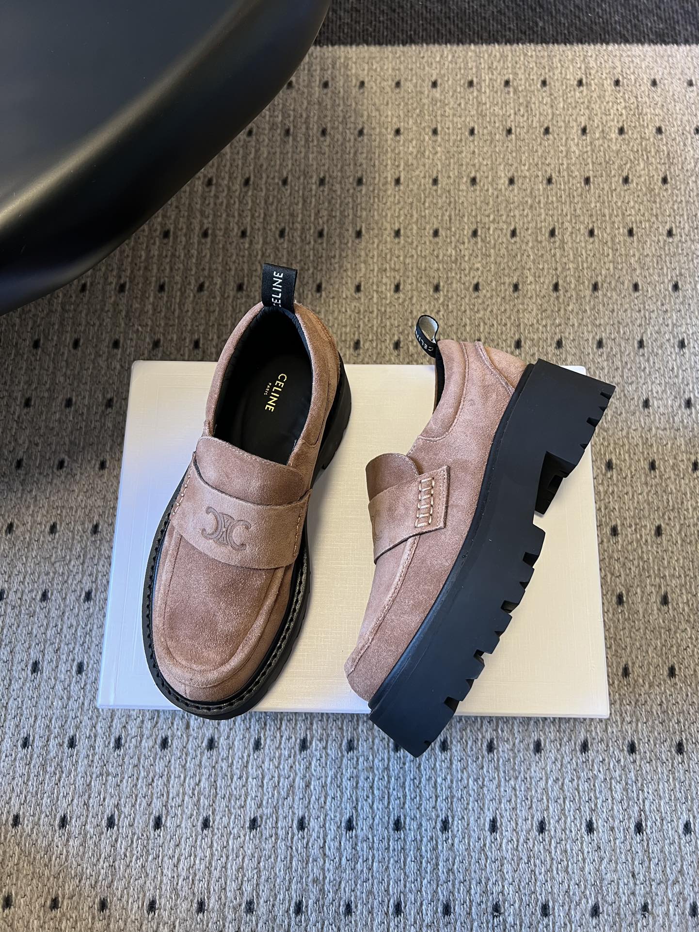 Celin*26ss早春新品英伦风乐福鞋休闲鞋采用反绒皮与亮面皮革两种材质，反绒皮款质感哑光细腻，亮面皮
