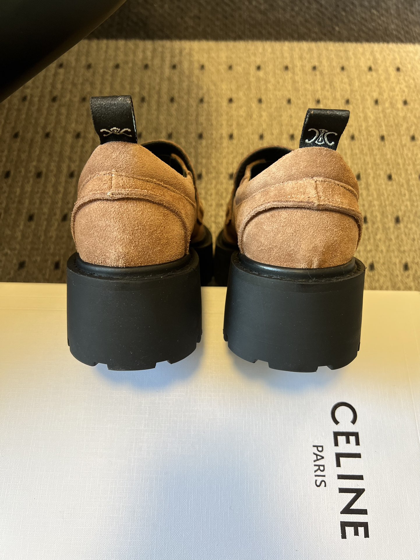 Celin*26ss早春新品英伦风乐福鞋休闲鞋采用反绒皮与亮面皮革两种材质，反绒皮款质感哑光细腻，亮面皮