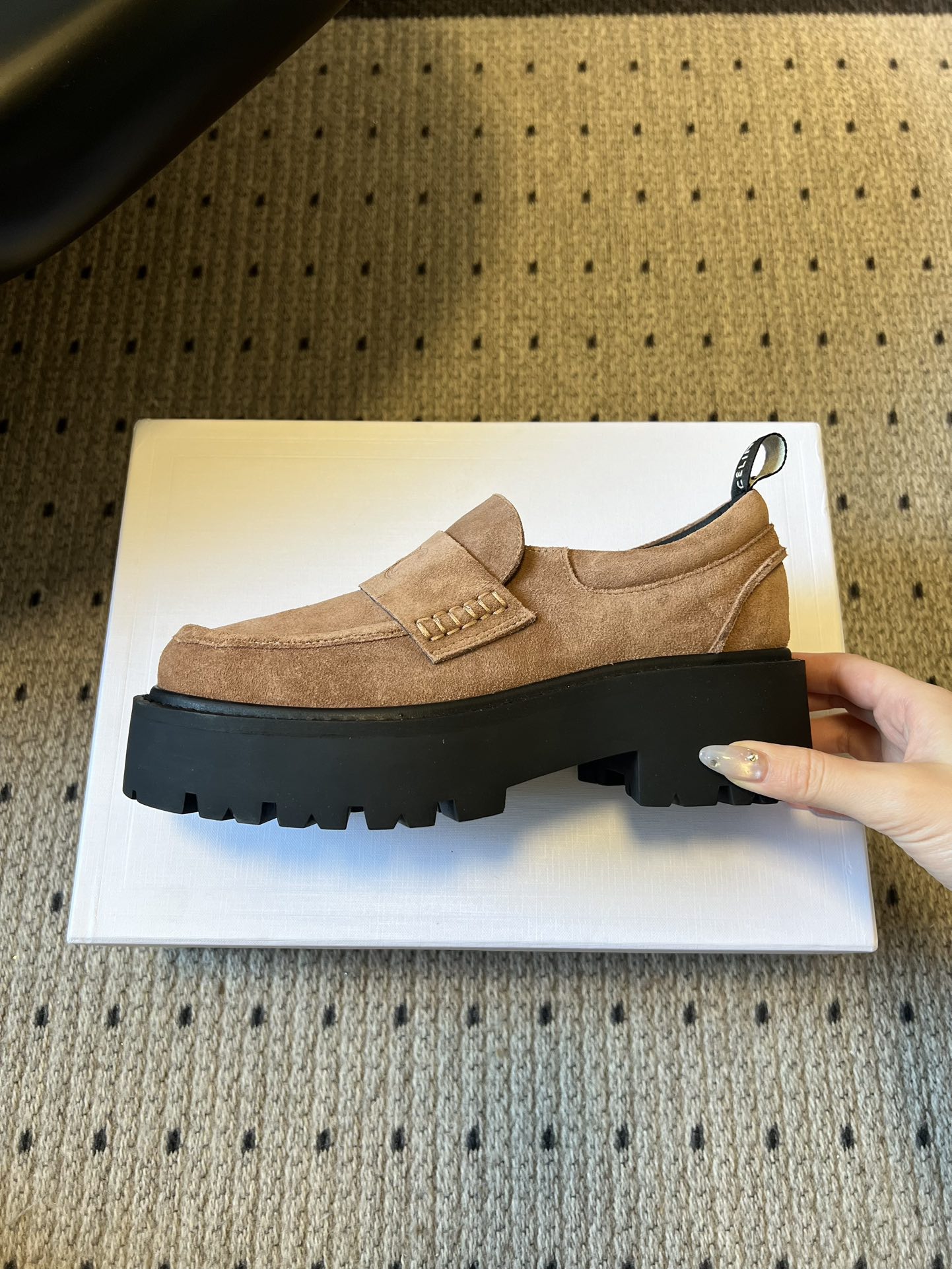 Celin*26ss早春新品英伦风乐福鞋休闲鞋采用反绒皮与亮面皮革两种材质，反绒皮款质感哑光细腻，亮面皮