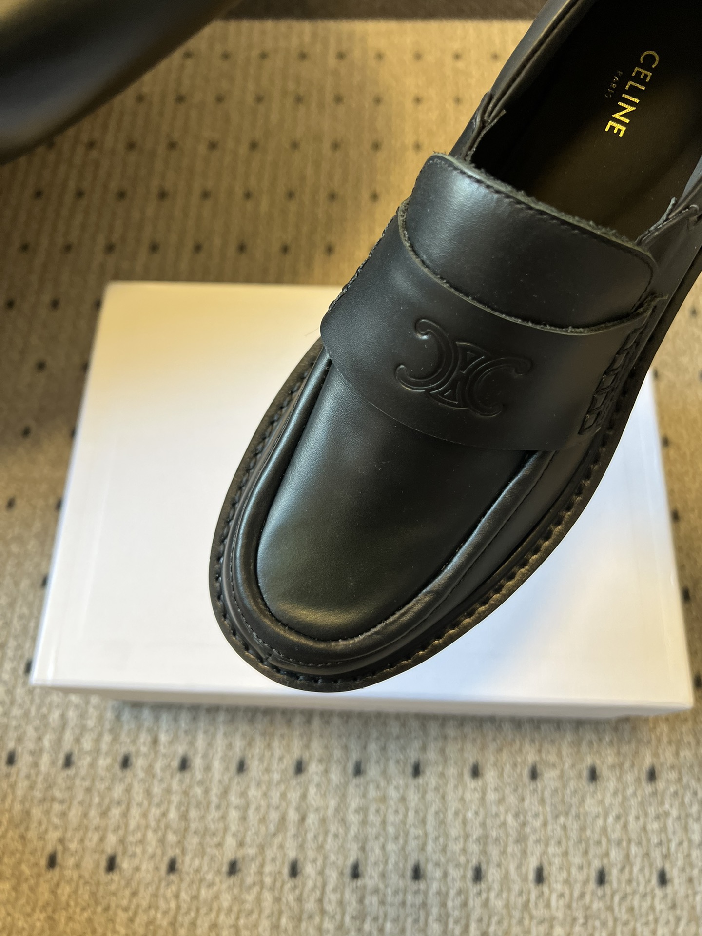 Celin*26ss早春新品英伦风乐福鞋休闲鞋采用反绒皮与亮面皮革两种材质，反绒皮款质感哑光细腻，亮面皮