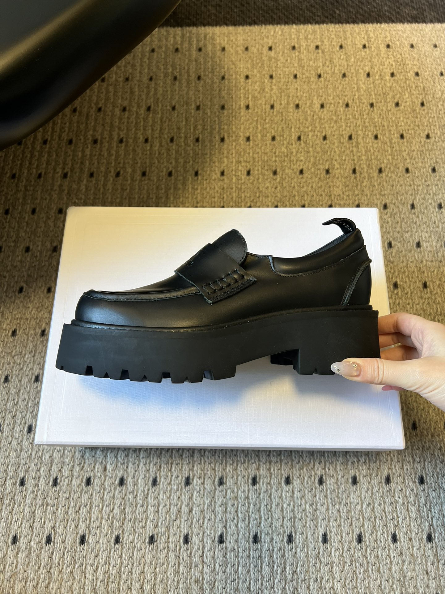 Celin*26ss早春新品英伦风乐福鞋休闲鞋采用反绒皮与亮面皮革两种材质，反绒皮款质感哑光细腻，亮面皮