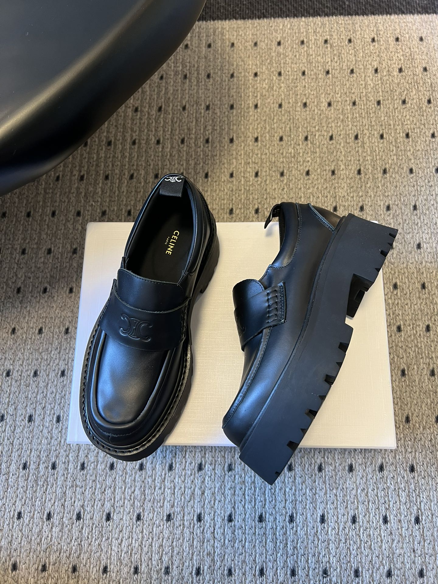 Celin*26ss早春新品英伦风乐福鞋休闲鞋采用反绒皮与亮面皮革两种材质，反绒皮款质感哑光细腻，亮面皮