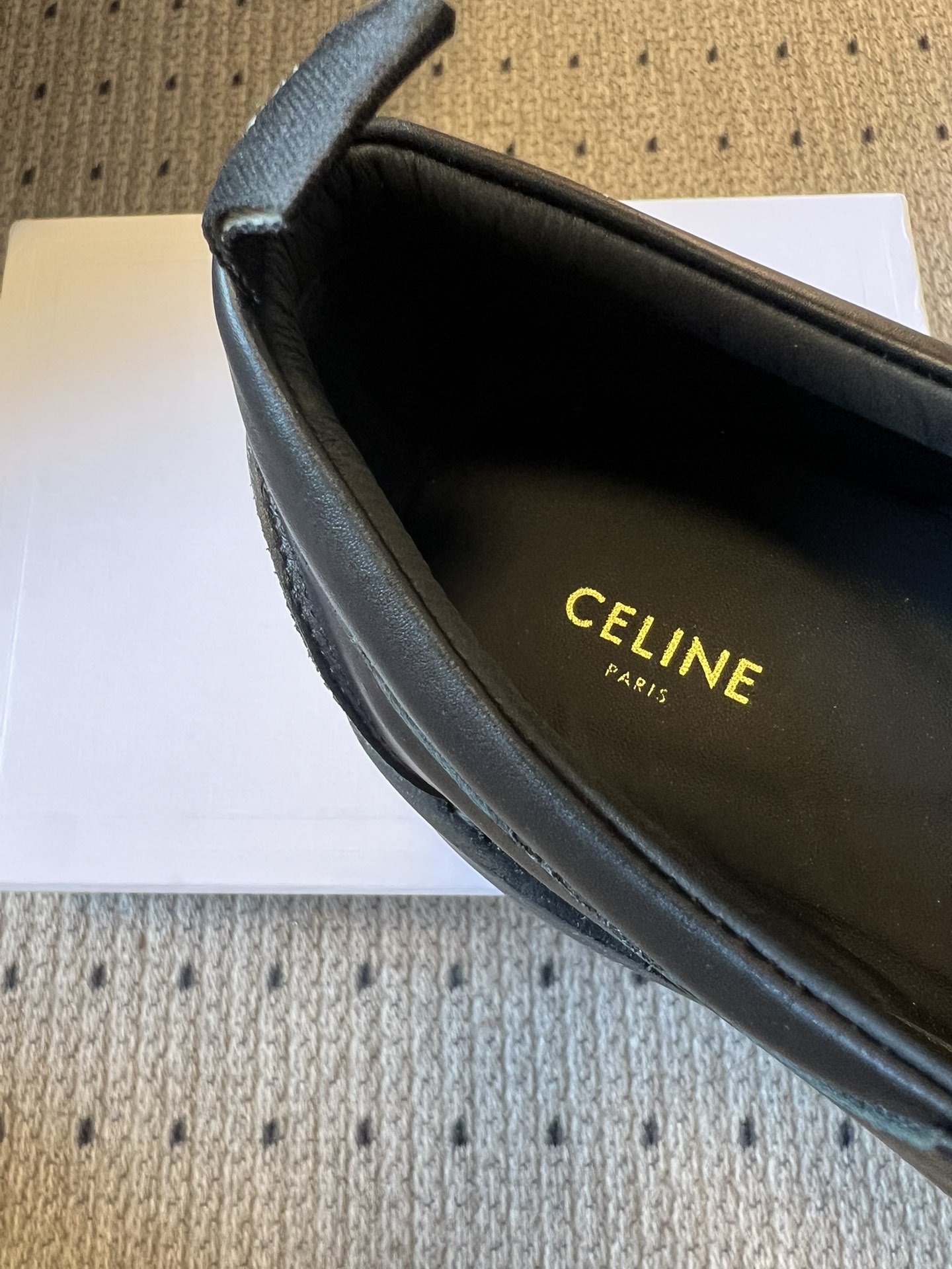 Celin*26ss早春新品英伦风乐福鞋休闲鞋采用反绒皮与亮面皮革两种材质，反绒皮款质感哑光细腻，亮面皮