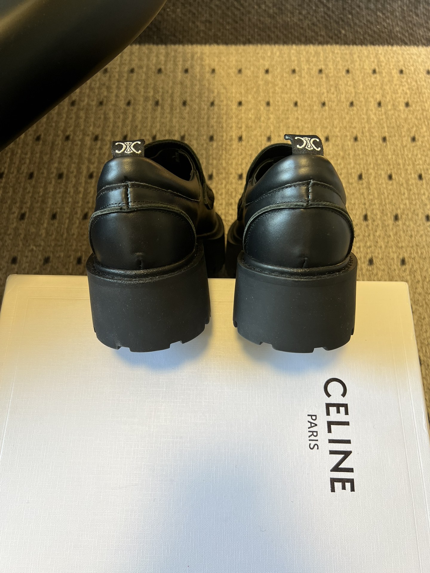 Celin*26ss早春新品英伦风乐福鞋休闲鞋采用反绒皮与亮面皮革两种材质，反绒皮款质感哑光细腻，亮面皮