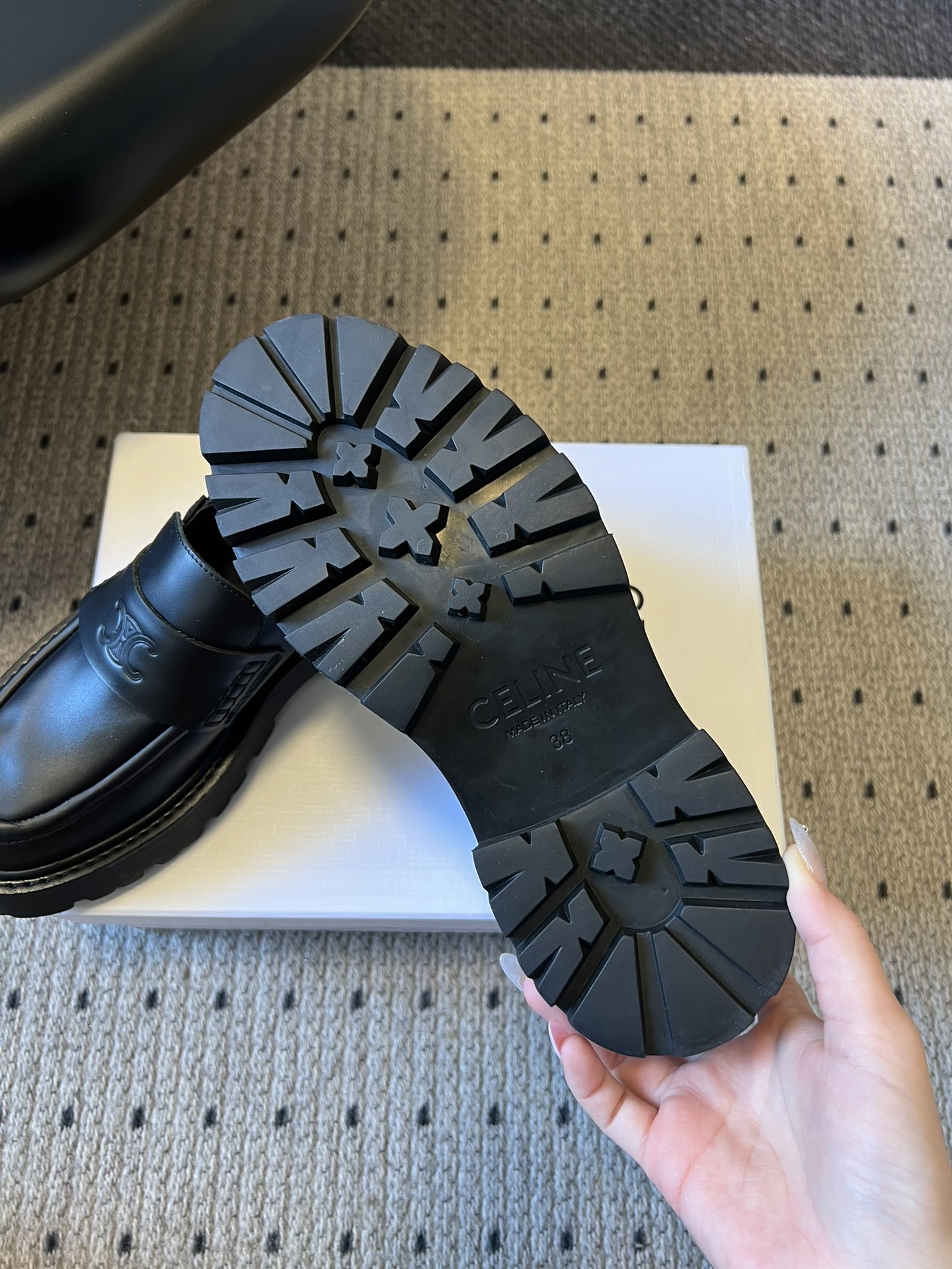 Celin*26ss早春新品英伦风乐福鞋休闲鞋采用反绒皮与亮面皮革两种材质，反绒皮款质感哑光细腻，亮面皮