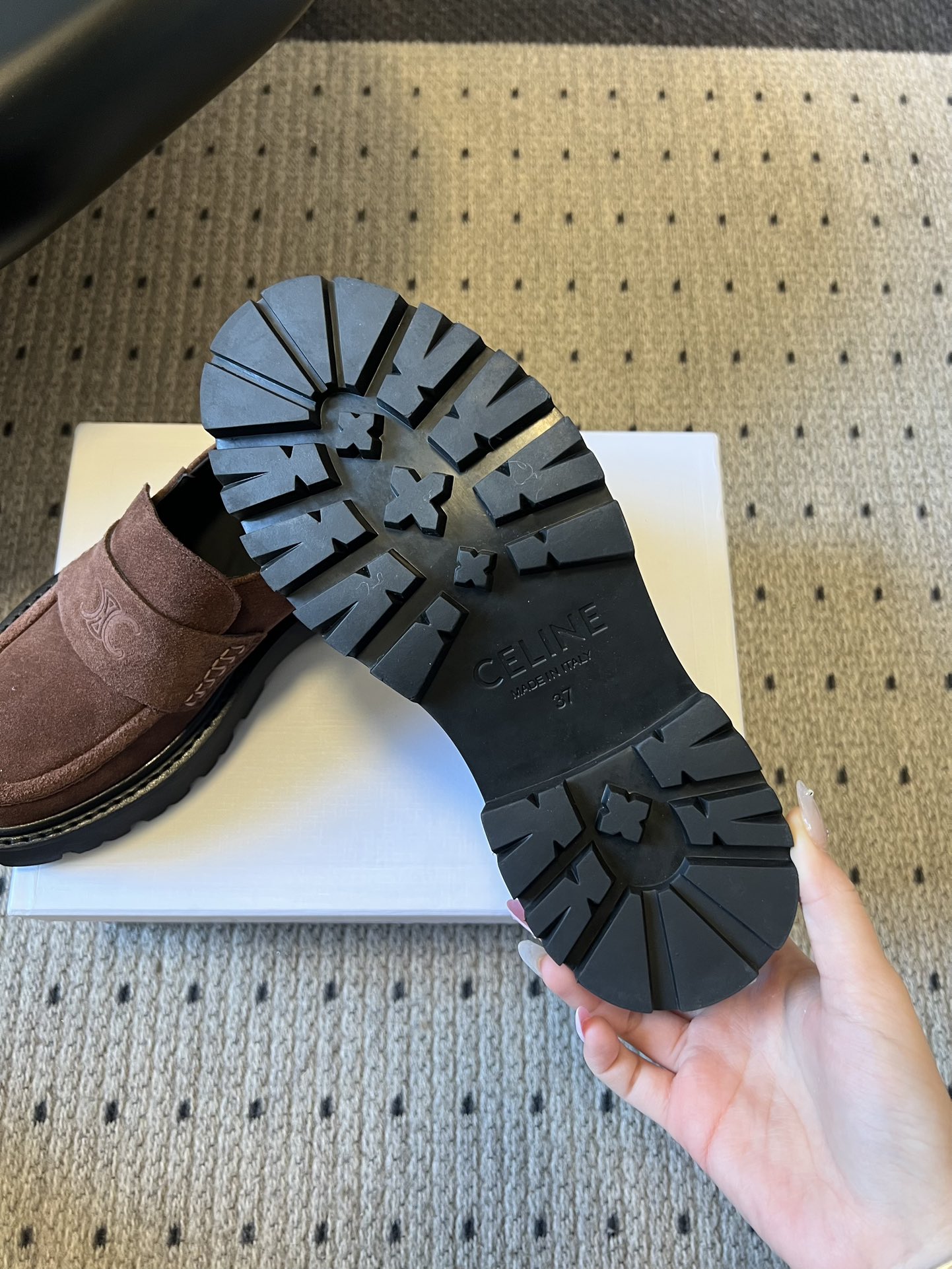 Celin*26ss早春新品英伦风乐福鞋休闲鞋采用反绒皮与亮面皮革两种材质，反绒皮款质感哑光细腻，亮面皮