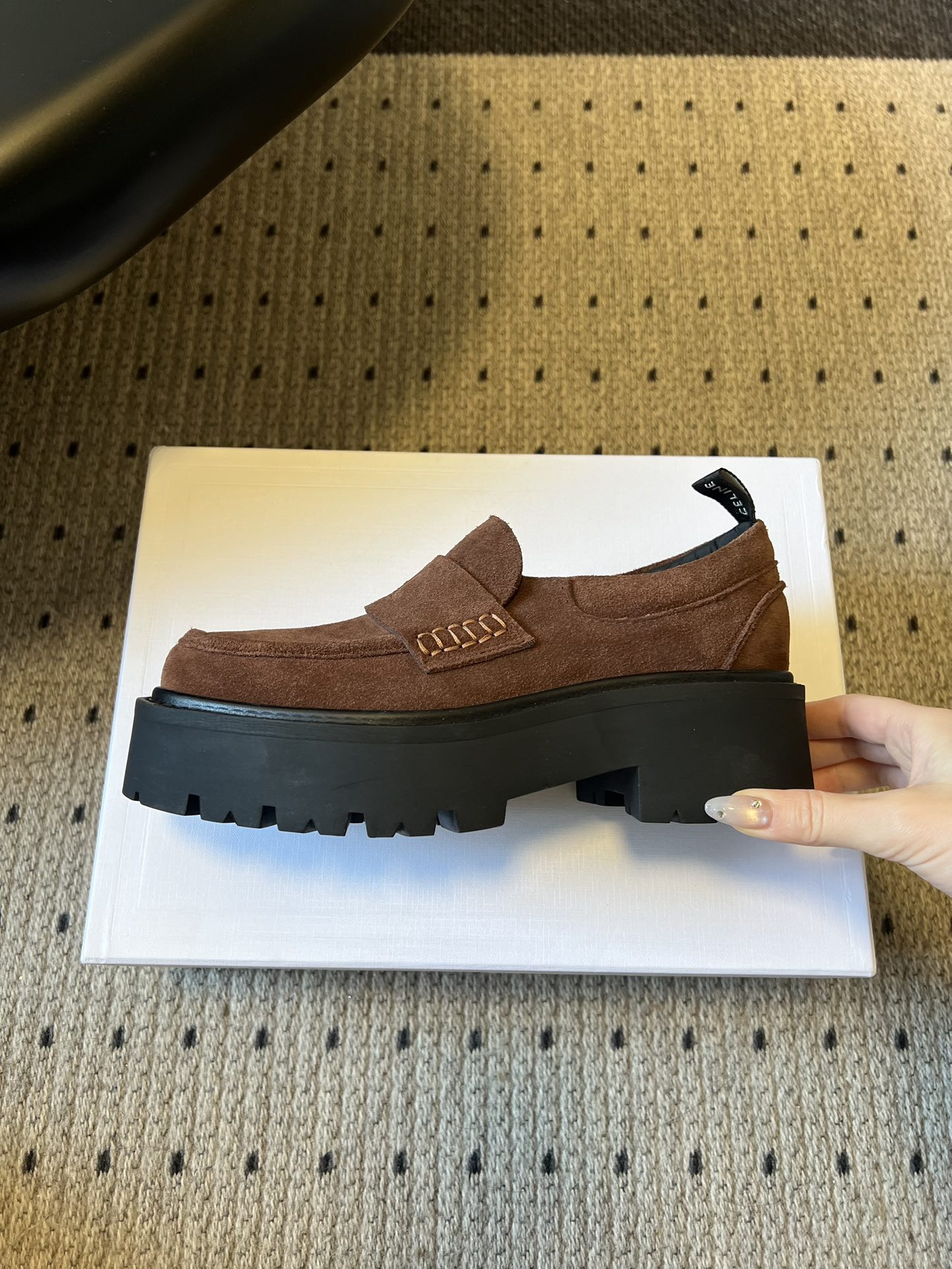 Celin*26ss早春新品英伦风乐福鞋休闲鞋采用反绒皮与亮面皮革两种材质，反绒皮款质感哑光细腻，亮面皮