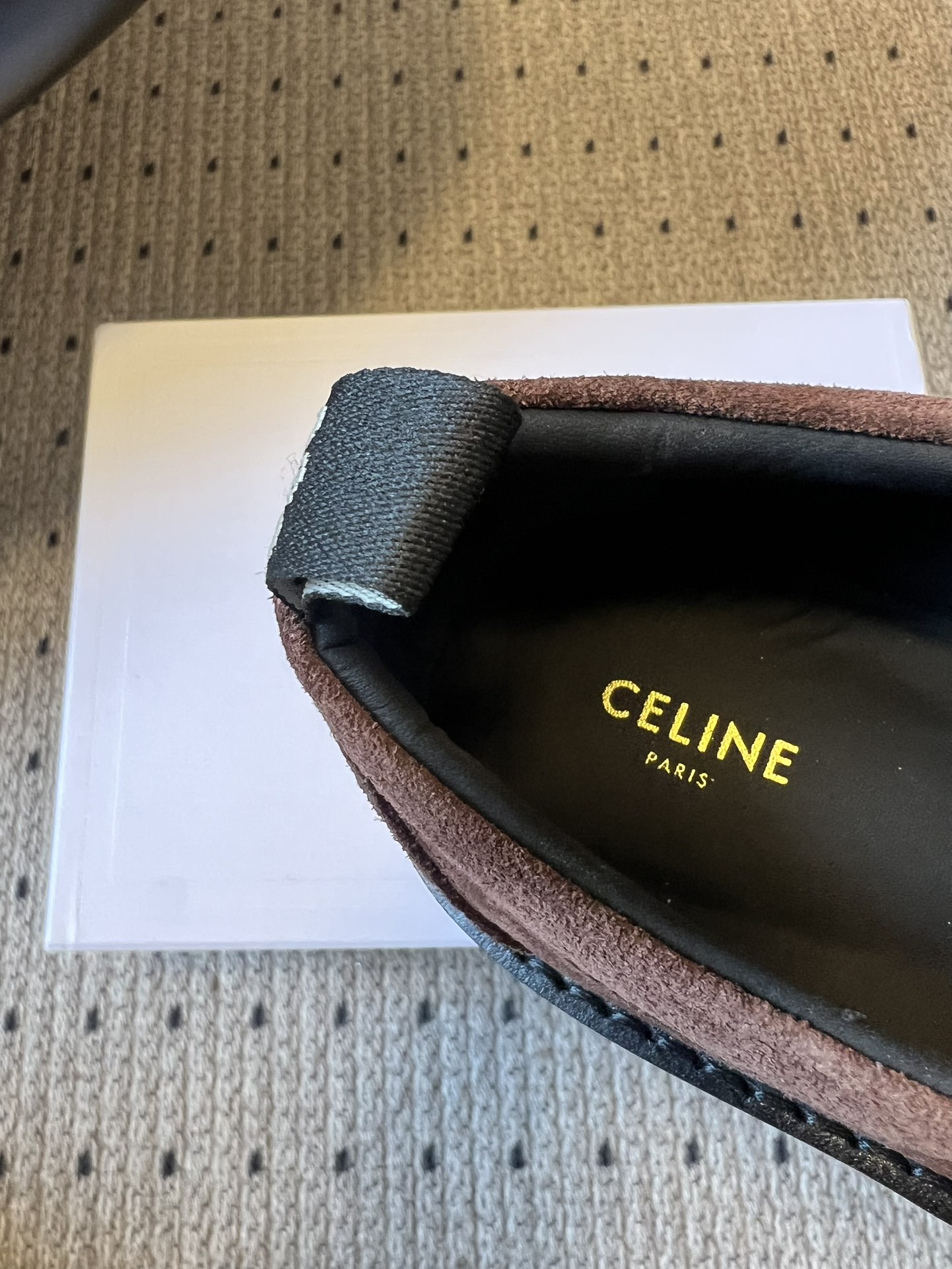 Celin*26ss早春新品英伦风乐福鞋休闲鞋采用反绒皮与亮面皮革两种材质，反绒皮款质感哑光细腻，亮面皮