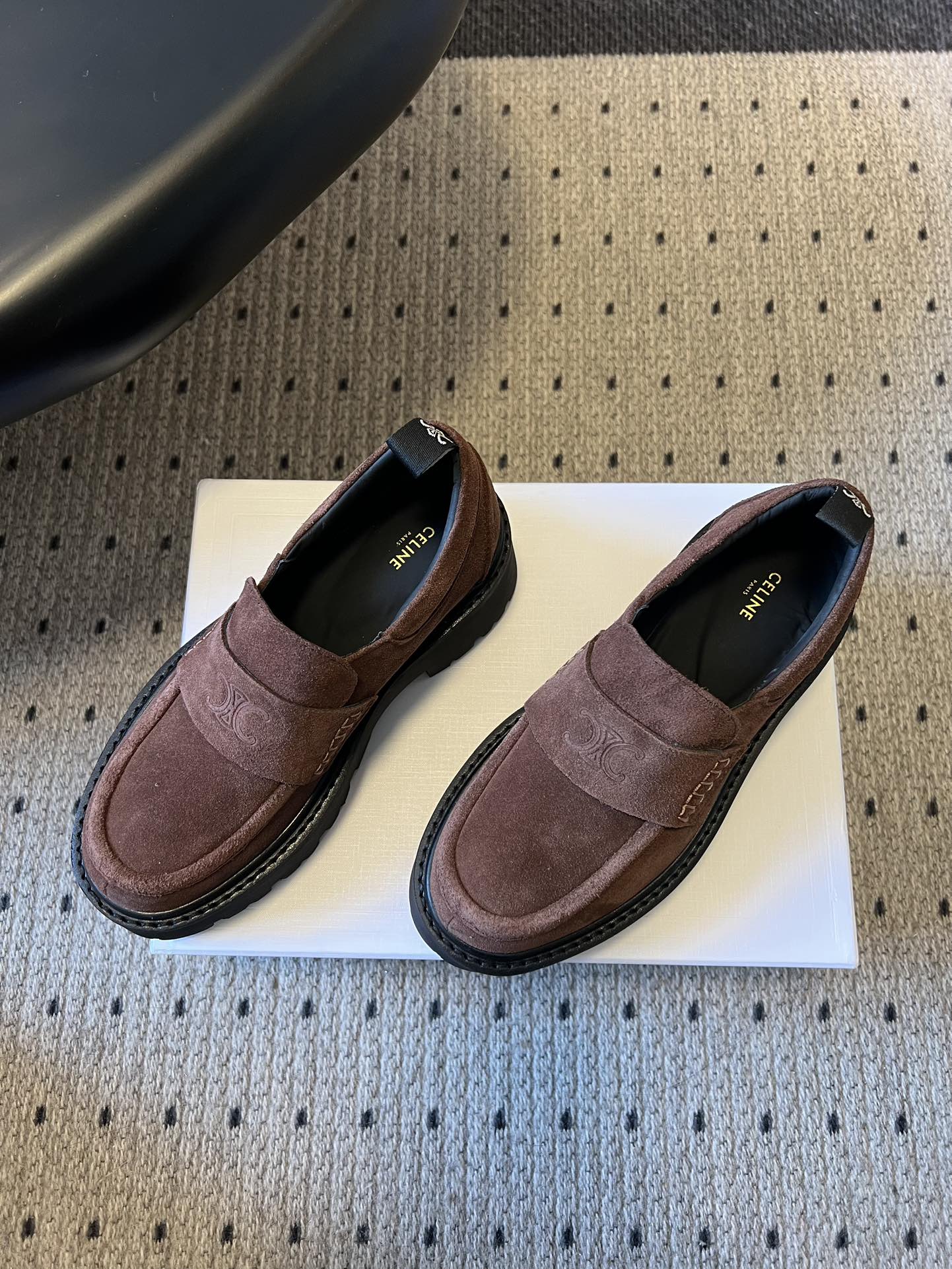 Celin*26ss早春新品英伦风乐福鞋休闲鞋采用反绒皮与亮面皮革两种材质，反绒皮款质感哑光细腻，亮面皮