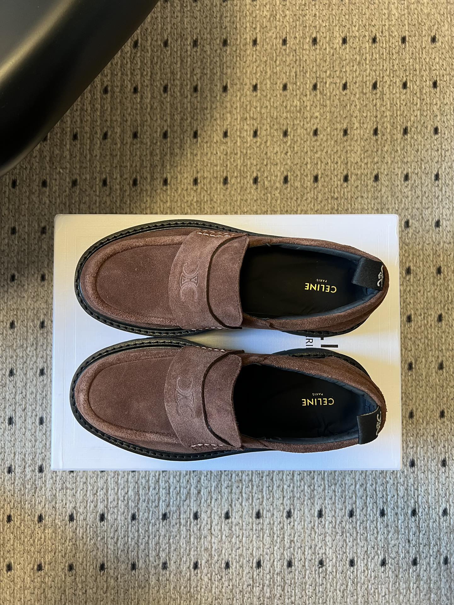 Celin*26ss早春新品英伦风乐福鞋休闲鞋采用反绒皮与亮面皮革两种材质，反绒皮款质感哑光细腻，亮面皮