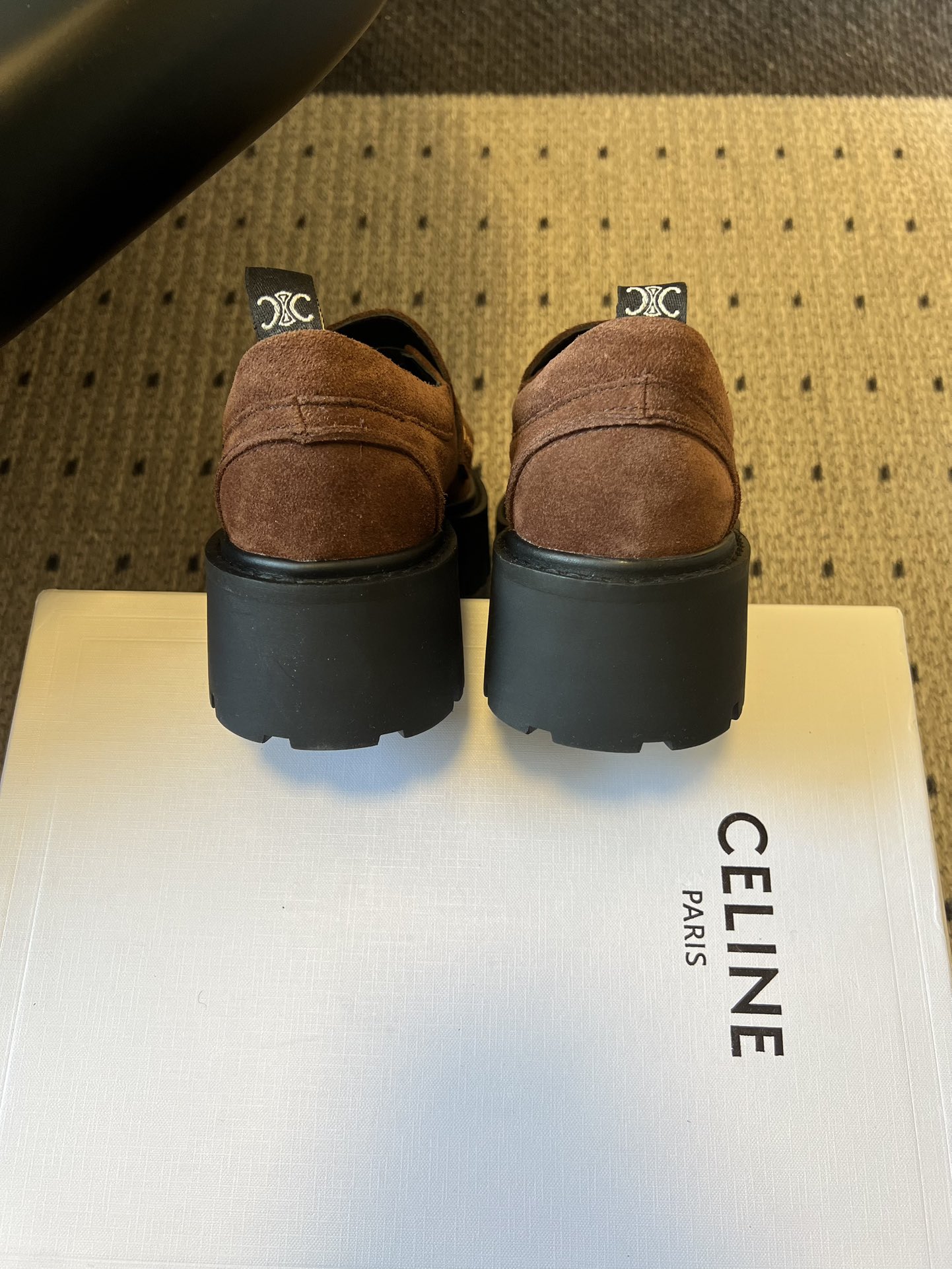 Celin*26ss早春新品英伦风乐福鞋休闲鞋采用反绒皮与亮面皮革两种材质，反绒皮款质感哑光细腻，亮面皮