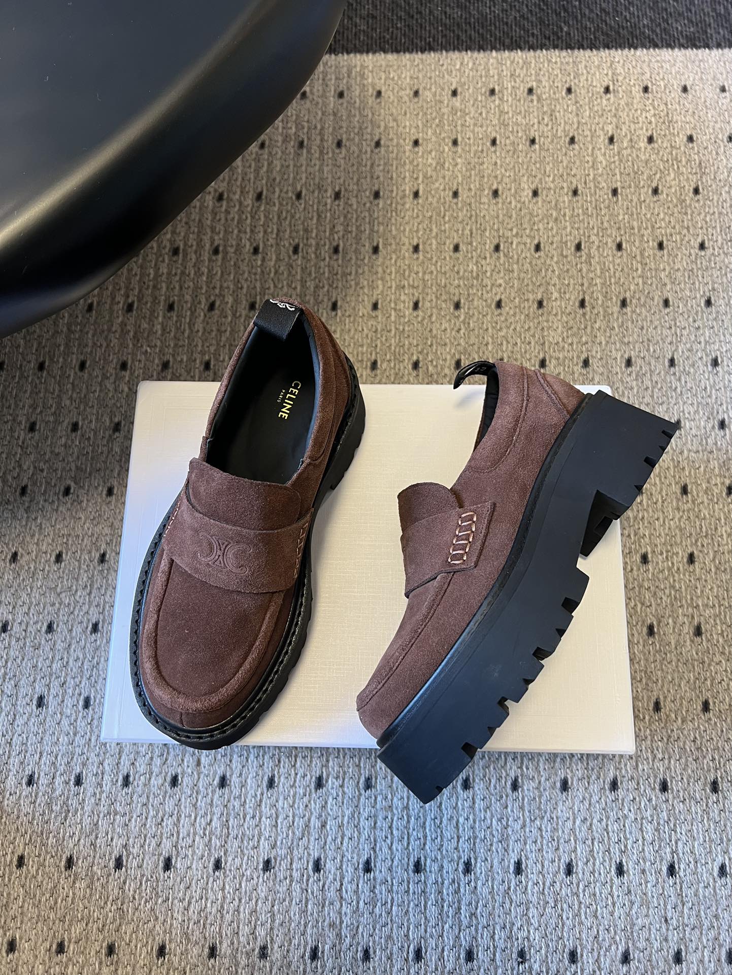 Celin*26ss早春新品英伦风乐福鞋休闲鞋采用反绒皮与亮面皮革两种材质，反绒皮款质感哑光细腻，亮面皮