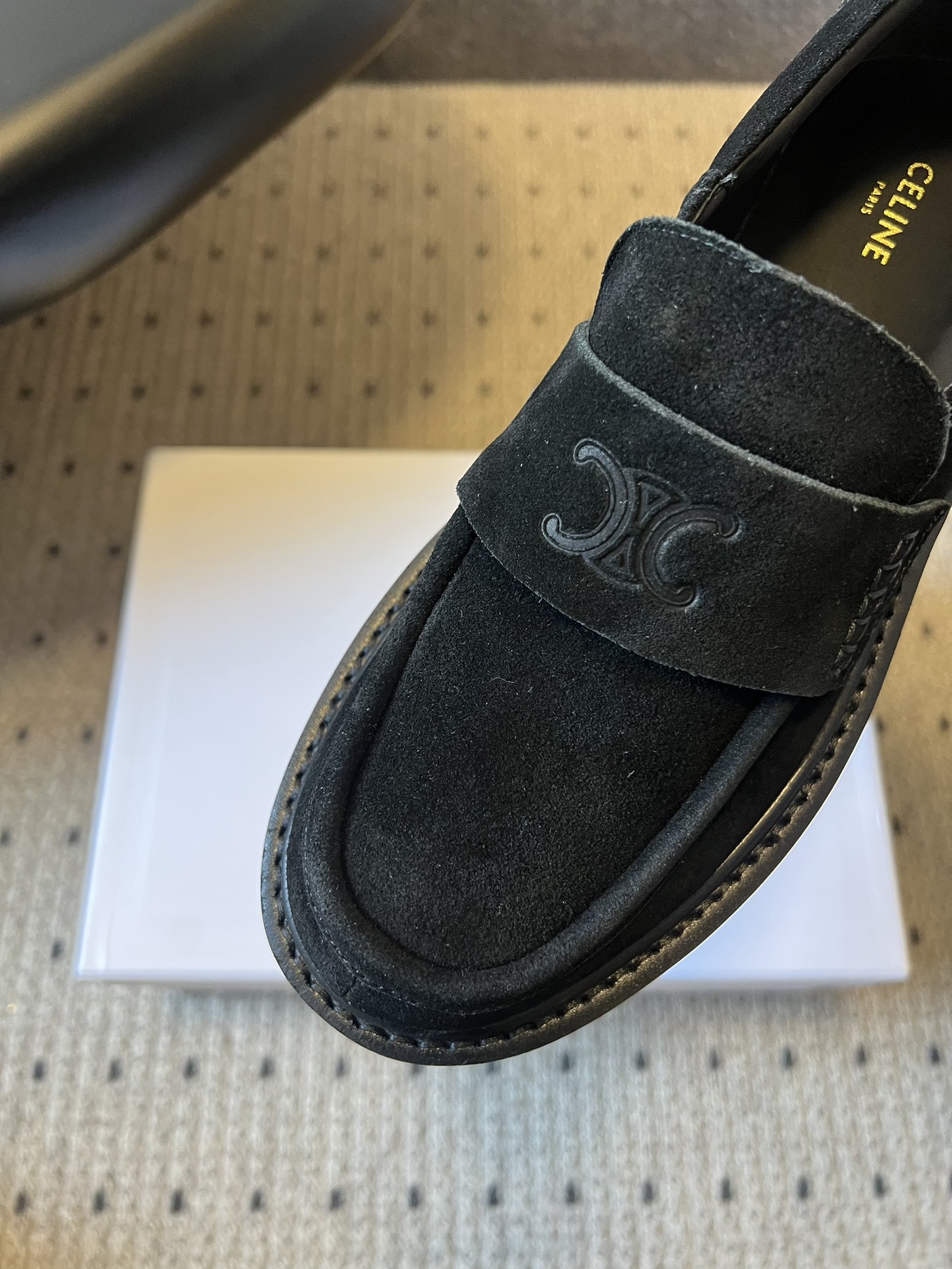 Celin*26ss早春新品英伦风乐福鞋休闲鞋采用反绒皮与亮面皮革两种材质，反绒皮款质感哑光细腻，亮面皮