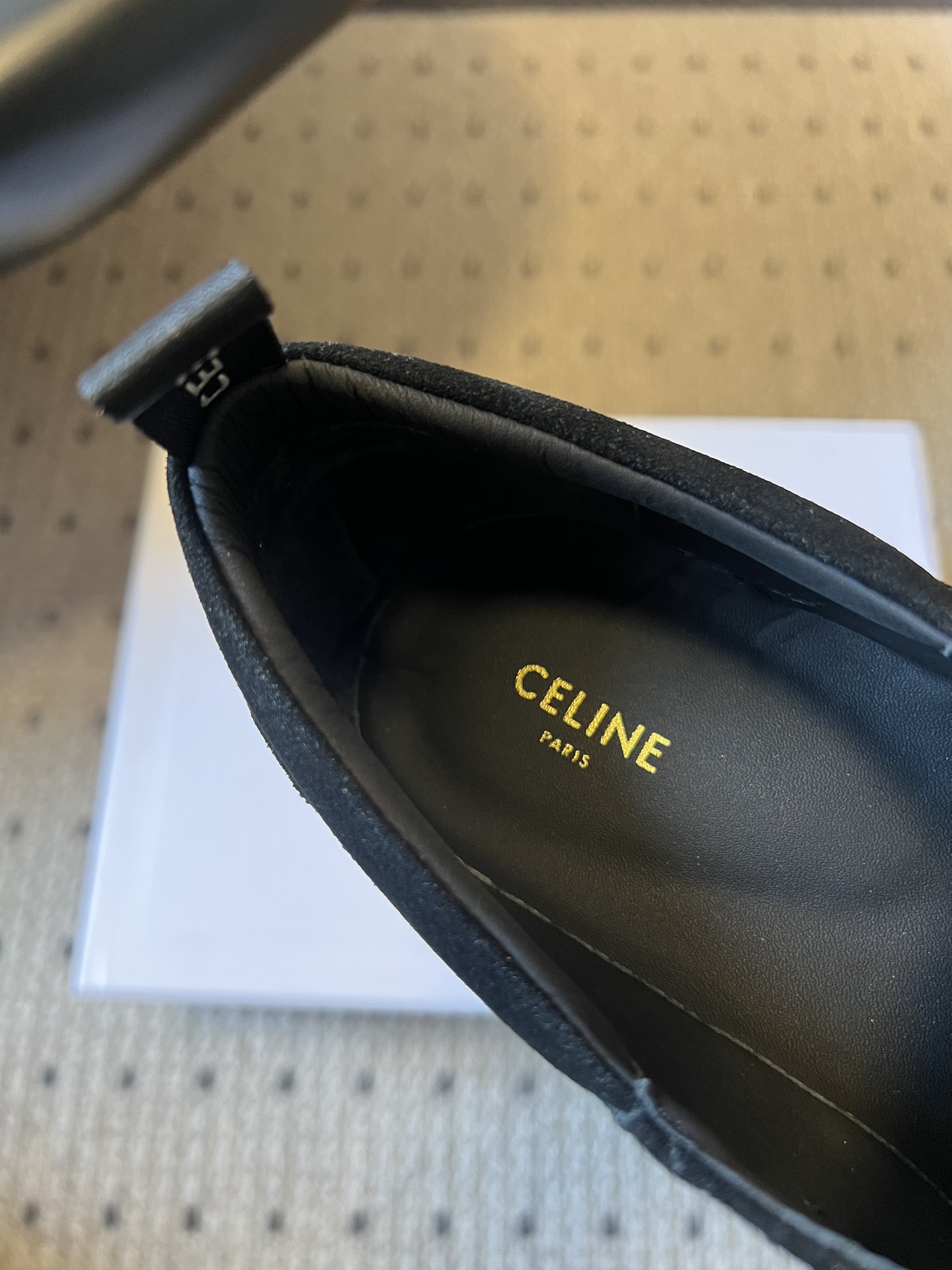 Celin*26ss早春新品英伦风乐福鞋休闲鞋采用反绒皮与亮面皮革两种材质，反绒皮款质感哑光细腻，亮面皮