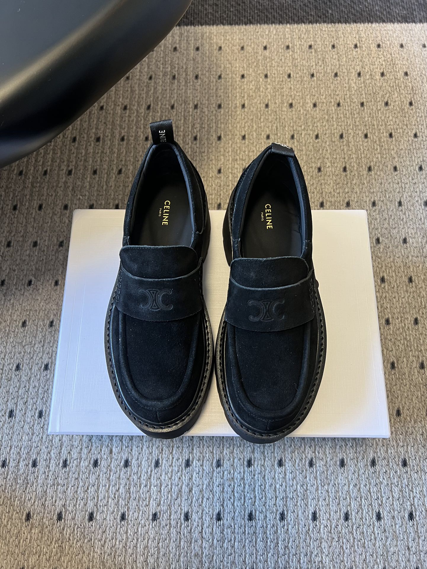 NO:696176,Celin*26ss early spring new British-style loafer casual shoes are made of two materials: suede and glossy leather. The suede leather has a matte and delicate texture, and the glossy leather has a glossy feel. The leather of the shoe body is soft and has good wear resistance. The brand's classic Triomphe metal logo is decorated on the toe, becoming the visual focus;  Continuing the brand's retro French style, it combines the thick-soled Derby shoe shape with both recognition and design. The thick-soled rubber sole has anti-slip texture, strong grip and a certain shock-absorbing effect. The thick-soled design improves walking comfort, taking into account both fashion and practicality. Upper horsehide/waxed cowhide, lining cowhide, sole rubber outsole, size 35-41 (customized sizes 40 and 41 are not returnable)  Heel height 3cm, loafers, celine, loafers, cowhide19860909Celin*26ss早春新品英伦风乐福鞋休闲鞋 采用反绒皮与亮面皮革两种材质,反绒皮款质感哑光细腻,亮面皮革款自带光泽感,鞋身皮质柔软且耐磨性佳.鞋头处饰有品牌经典的Triomphe凯旋门金属徽标,成为视觉焦点； 延续品牌复古法式风格,结合厚底德比鞋型,兼具辨识度与设计感.橡胶厚底带有防滑纹路,抓地力强且具备一定减震效果,厚底设计提升行走舒适度,兼顾时尚与实用性. 鞋面马皮/蜡油牛皮 内里牛皮 鞋底橡胶大底 码数35-41码（40、41码定制不退换） 跟高3cm,乐福鞋,celine,loafers,cowhide,Women's Shoes