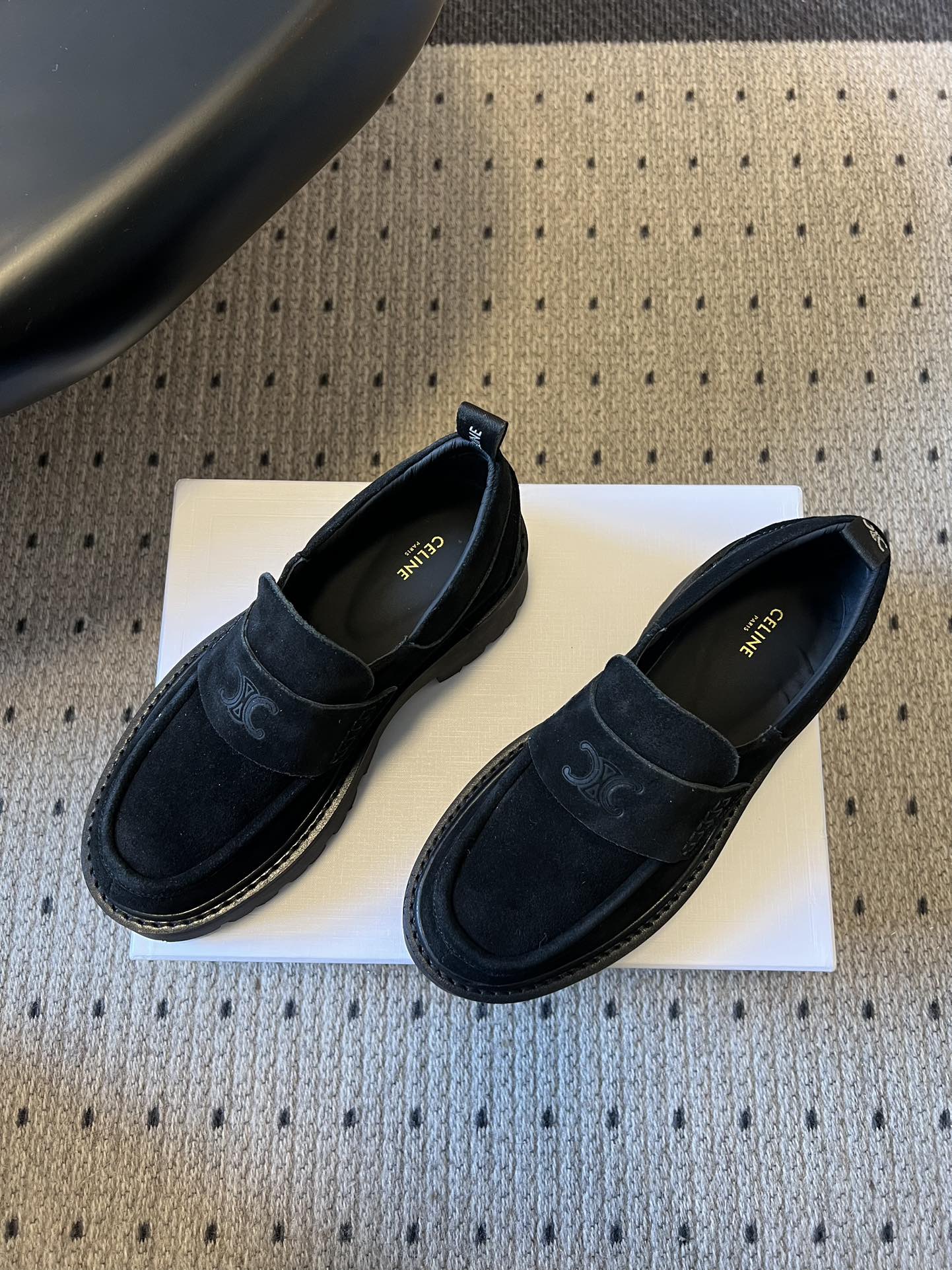 Celin*26ss早春新品英伦风乐福鞋休闲鞋采用反绒皮与亮面皮革两种材质，反绒皮款质感哑光细腻，亮面皮