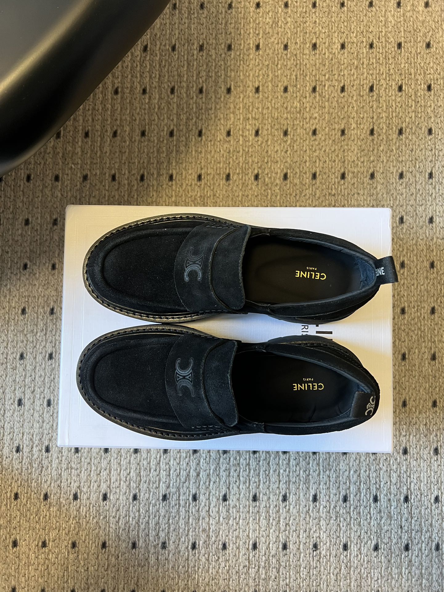 Celin*26ss早春新品英伦风乐福鞋休闲鞋采用反绒皮与亮面皮革两种材质，反绒皮款质感哑光细腻，亮面皮