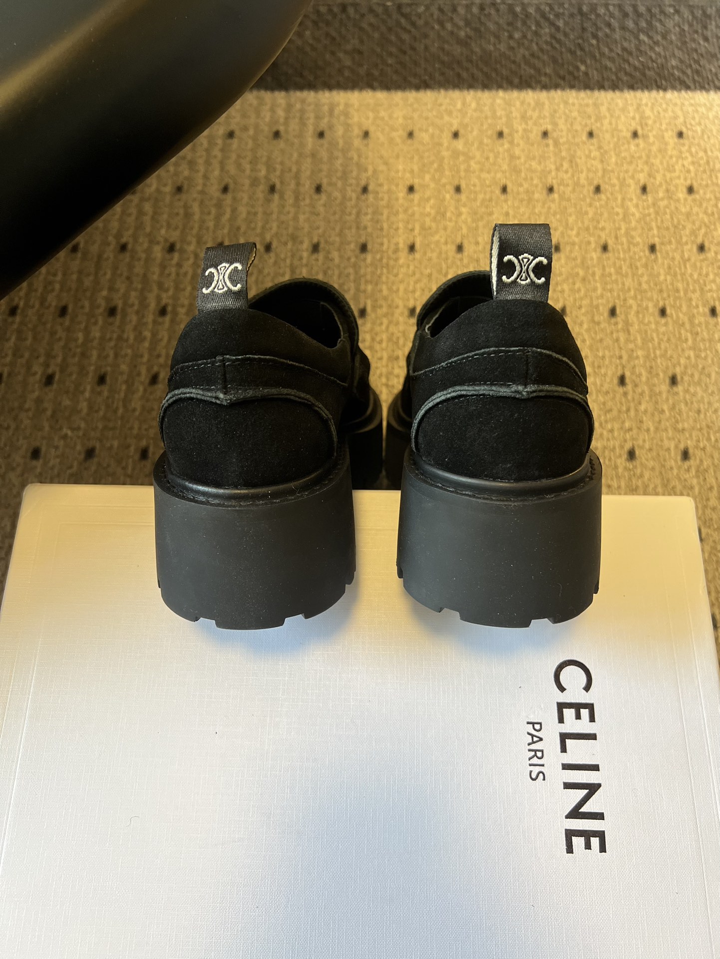 Celin*26ss早春新品英伦风乐福鞋休闲鞋采用反绒皮与亮面皮革两种材质，反绒皮款质感哑光细腻，亮面皮