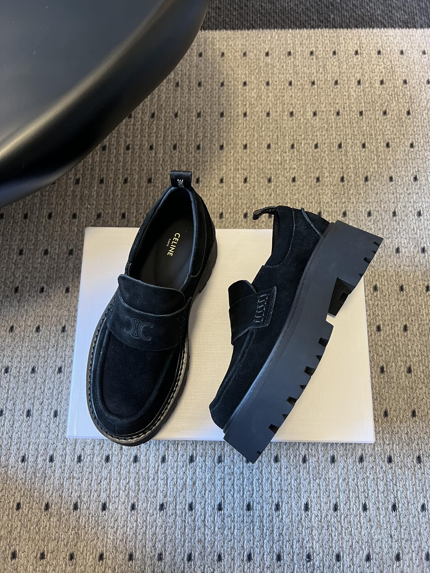 Celin*26ss早春新品英伦风乐福鞋休闲鞋采用反绒皮与亮面皮革两种材质，反绒皮款质感哑光细腻，亮面皮