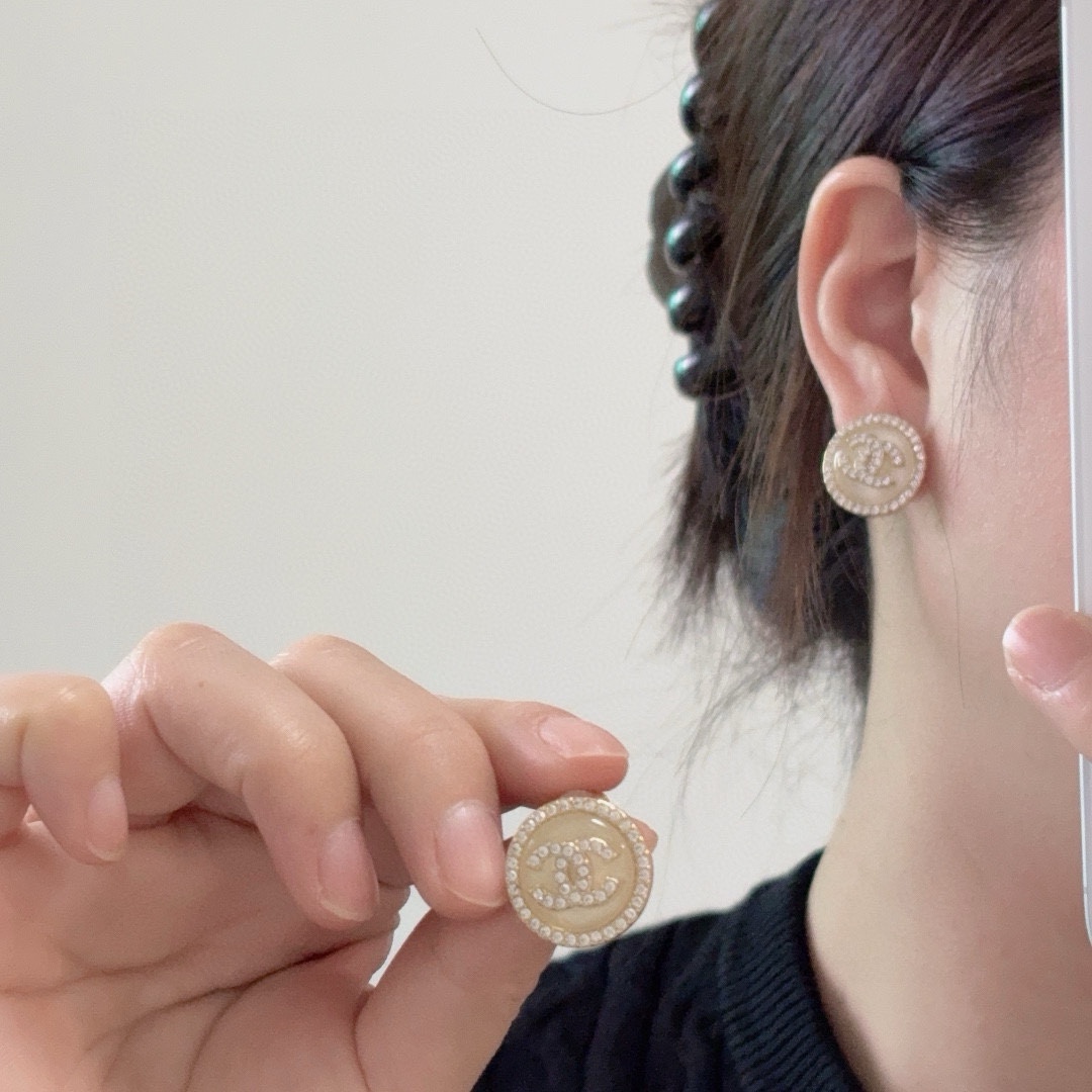 NO:688061,Chanel Double C earrings. This is a very good-looking and versatile fashion item that can be matched casually. It is a daily style. It flatters the face. It is very high-end. It is very elegant. The fragrant earrings are so delicate and ladylike. They are made of brass. 9.25 silver needle, fine jewelry, chanel, chanel.19860909Chanel 香奈儿双C耳钉 这款随意搭配都是非常好看百搭时尚单品 日常款 很修饰脸型 很上档次的 很优雅气质 香香的耳钉实在是太精致了、淑女大气 真的 黄铜材质 9.25银针,饰品精品,chanel,chanel,Jewelry