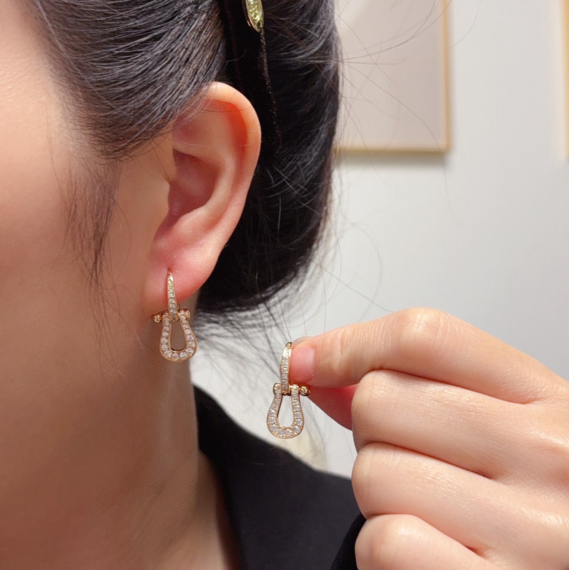 NO:688066,New product launch hot rose gold Fred Feiden rose gold full diamond small horseshoe 8-shaped buckle unisex style high quality small earrings big brand fashion exquisite FORCE series earrings high-end customization ~ sub-gold micro-plating 18k gold process Seiko horseshoe buckle head earrings!  The upper body effect is very versatile. Internet celebrity, a must-have item for fashionistas. Rose gold buckle, same style for men and women, couple style, jewelry boutique, earrings19860909新品发布火爆玫瑰金费雷德 Fred斐登玫瑰金满钻小马蹄8字扣中性款高品质小耳钉大牌 时尚 精致FORCE 系列耳环高端定制～亚金微电镀18k金工艺 精工马蹄扣头耳钉！上身效果非常百搭 网红达人 时尚一族必备单品 玫瑰金扣头男女同款情侣款,饰品精品,earrings,Jewelry