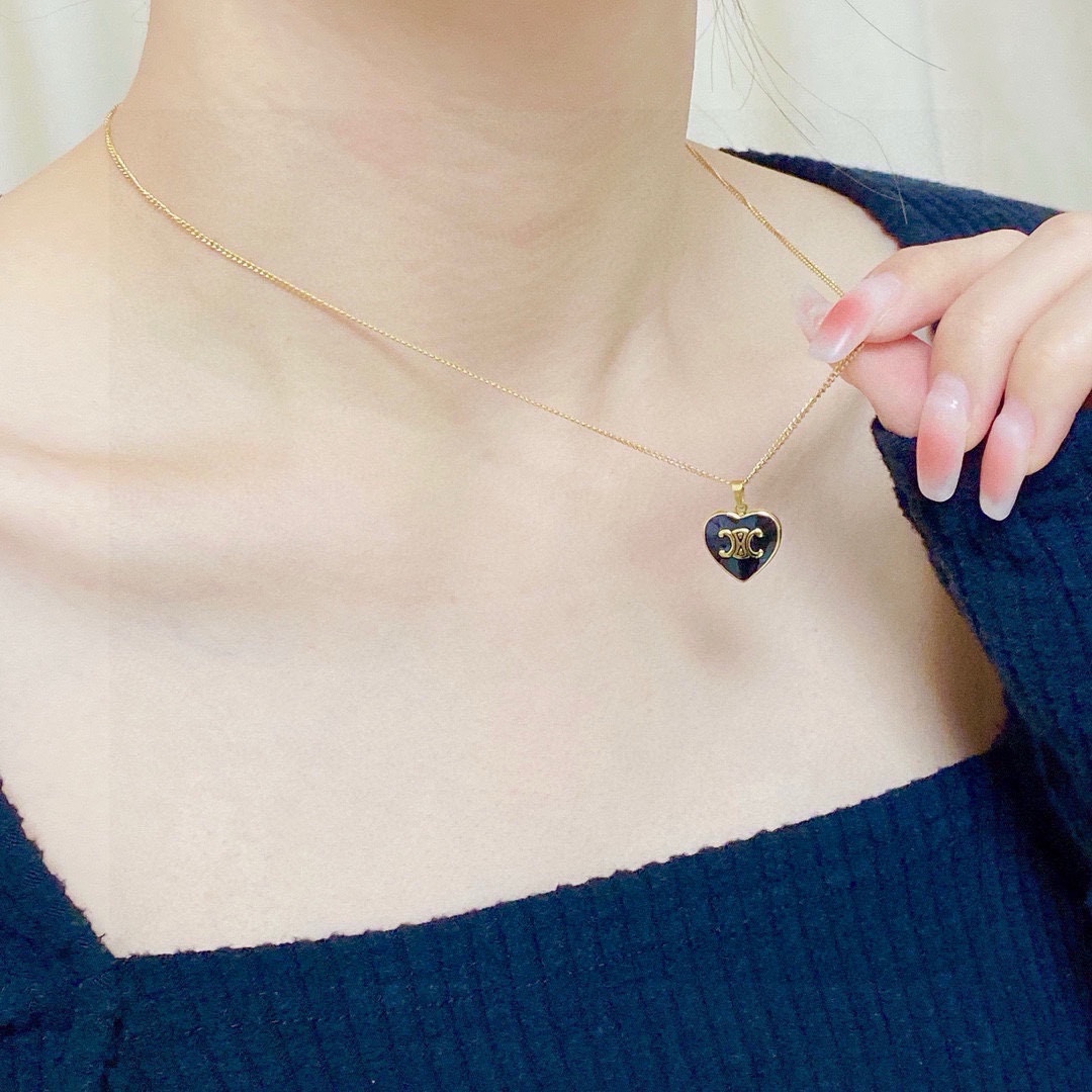 NO:688069,Celine Arc de Triomphe pendant black love necklace with Arc de Triomphe pattern, cutting process bright chain sparkling 14K stainless steel color-preserving material engraved with hollow pattern!  Super chic, simple and versatile, literary and artistic personality, bringing you a fashionable experience. Recommended for cracking the wall!  A very easy-to-match, very casual one. You can match it with anything. Fine jewelry, celine, celine, necklace.19860909Celine赛琳凯旋门吊坠黑色爱心项链搭配凯旋门图案,切割工艺亮面链条闪闪发光14K精钢保色材质雕刻镂空图案！超炸Chic感 ,简洁百搭、文艺个性,带给你时髦体验 墙裂推荐！超级好搭配的一款非常休闲的一款 随意搭配都可以,饰品精品,celine,celine,necklace,Jewelry