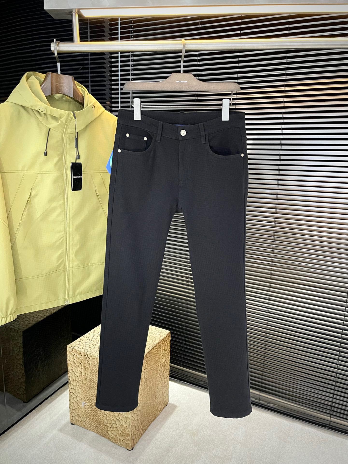 NO:703224,P LOUIS VU (Louis) new winter jeans Imported Italian high-definition denim fabrics Fashionable and casual Regular fit Micro-elastic fabric The fabric is comfortable and soft, breaking the feel of conventional denim fabrics, not stuffy, and very comfortable. Casual and versatile, long-term washing does not deform, the upper body effect is excellent. Generous and elegant tailoring, the design is constantly innovating but always maintains a noble and elegant style and taste, interpreting fashion charm Small straight version Fashionable goods Counter size  29-38 (37),,louis vuitton,louis vuitton,jeans,19860909P  LOUIS VU（路易）冬季新款牛仔裤 进口意大利高定牛仔面料 时尚休闲 常规版型 微弹力面料 面料舒适柔软,突破常规牛仔的面料手感,不闷热,舒适感极佳.随意百搭 久洗不变形 上身效果极佳.大方优雅的剪裁,设计不断创新却始终保持着高贵优雅的风格和品位 演绎时尚魅惑 版型小直筒 时尚佳品 专柜码数 29-38（37）,,louis vuitton,louis vuitton,jeans,,Men's clothing