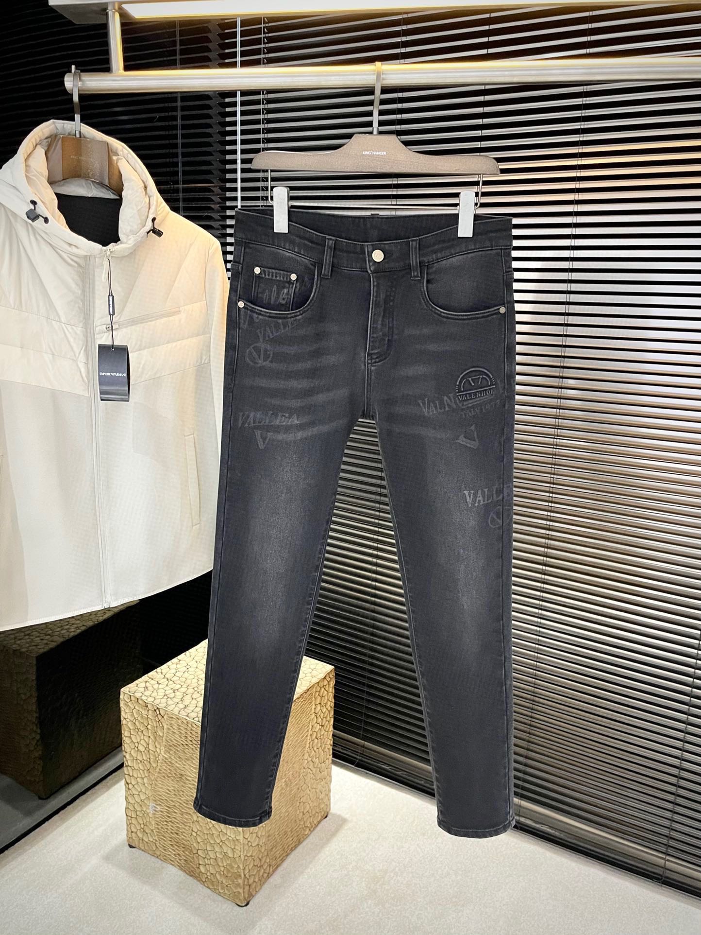 NO:703226,P VLTN-(Valentino) new jeans for autumn and winter. Imported Italian high-definition denim fabrics. Fashionable and casual. Regular fit. Micro-elastic fabric. The fabric is comfortable and soft. It breaks the feel of conventional denim fabrics.  29-36,,valentino,jeans,19860909P  VLTN-（华伦天奴）秋冬新款牛仔裤 进口意大利高定牛仔面料 时尚休闲 常规版型 微弹力面料 面料舒适柔软,突破常规牛仔的面料手感,不闷热,舒适感极佳.随意百搭 久洗不变形 上身效果极佳.大方优雅的剪裁,设计不断创新却始终保持着高贵优雅的风格和品位 演绎时尚魅惑 版型小直筒 时尚佳品 专柜码数 29-36,,valentino,jeans,,Men's clothing