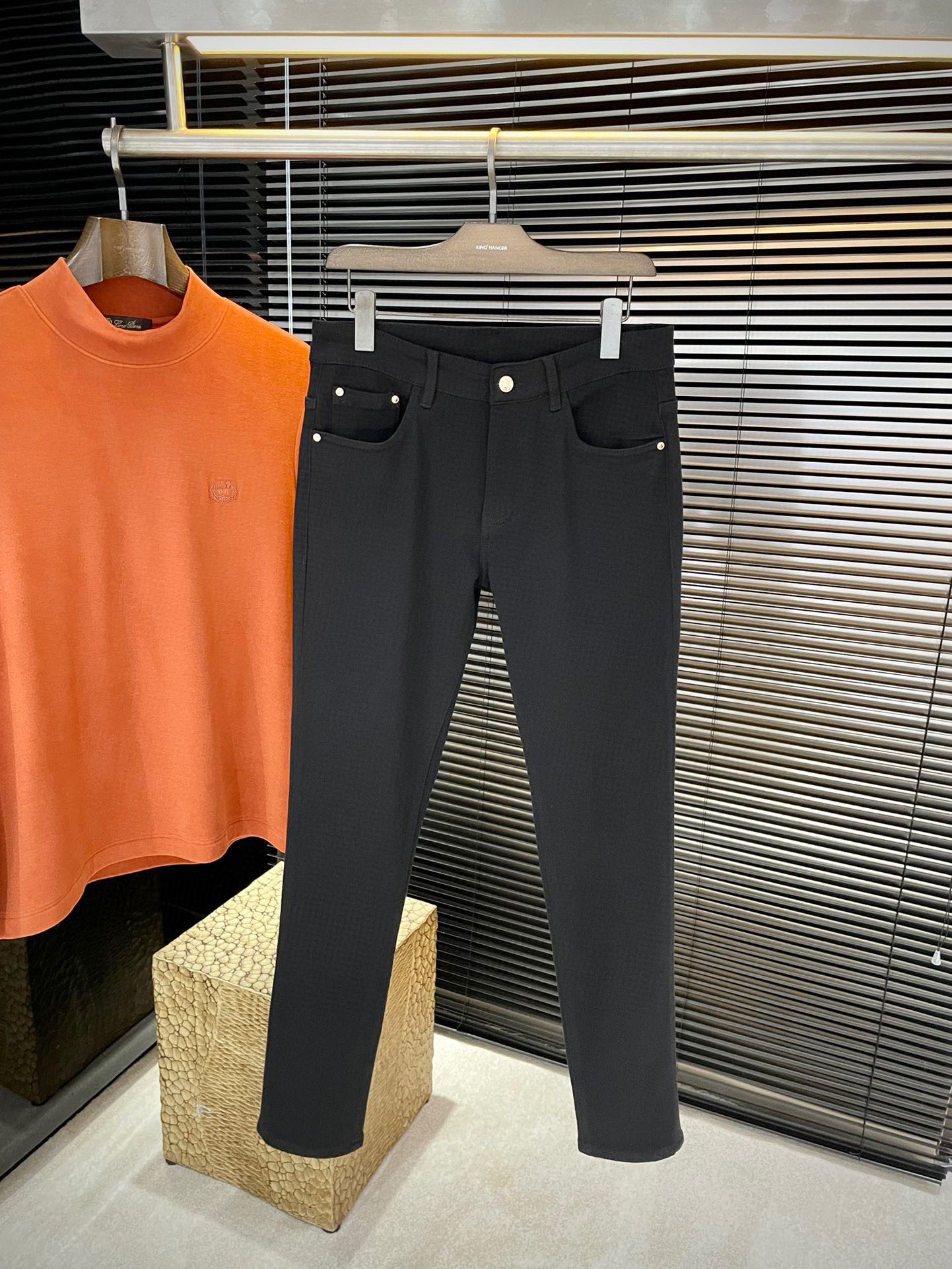 NO:703230,P Versac (Versace) new autumn jeans Imported Italian high-definition denim fabrics Fashionable and casual Regular fit Micro-elastic fabric The fabric is comfortable and soft, breaking the feel of conventional denim fabrics, not stuffy, and extremely comfortable. Casual and versatile, long-term washing will not deform the upper body effect. Generous and elegant tailoring, the design is constantly innovating but always maintains a noble and elegant style and taste, interpreting fashion charm Small straight version Fashionable goods Counter size  29-38(37),,versace,versace,jeans,19860909P  Versac（范思哲）秋季新款牛仔裤 进口意大利高定牛仔面料 时尚休闲 常规版型 微弹力面料 面料舒适柔软,突破常规牛仔的面料手感,不闷热,舒适感极佳.随意百搭 久洗不变形 上身效果极佳.大方优雅的剪裁,设计不断创新却始终保持着高贵优雅的风格和品位 演绎时尚魅惑 版型小直筒 时尚佳品 专柜码数 29-38（37）,,versace,versace,jeans,,Men's clothing