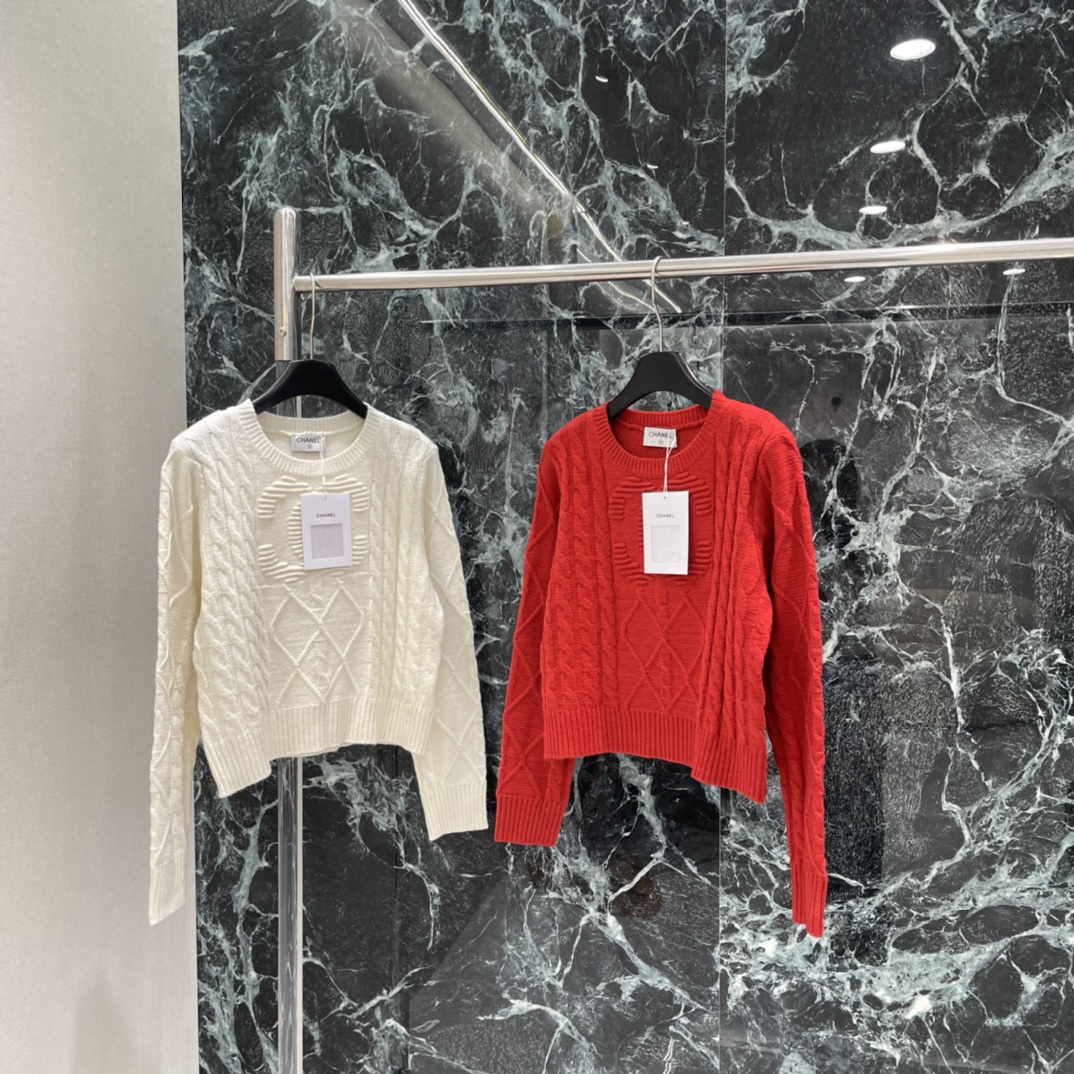 NO:702526,Xiaoxiang's 26 spring new style textured knitted sweater, classic twist texture + double C logo on the chest, very high brand recognition, round neck design is simple and elegant, very versatile for autumn and winter wear. It is elegant and temperamental whether it is worn with skirts or trousers ~ it can be easily controlled for daily commuting and gatherings, comfortable and fashionable! Two colors SML, Chanel-clothing, chanel, skirts, sweaters,19860909小香 26春季新款 纹理针织毛衣 经典麻花纹理+胸前双C标志,品牌辨识度超高 圆领设计简约大方 秋冬穿搭超百搭 无论配裙装还是裤装都很优雅有气质~日常通勤聚会都能轻松驾驭,舒适又时髦!两个色SML,香奈儿-服装,chanel,skirts,sweaters,,Women's clothing