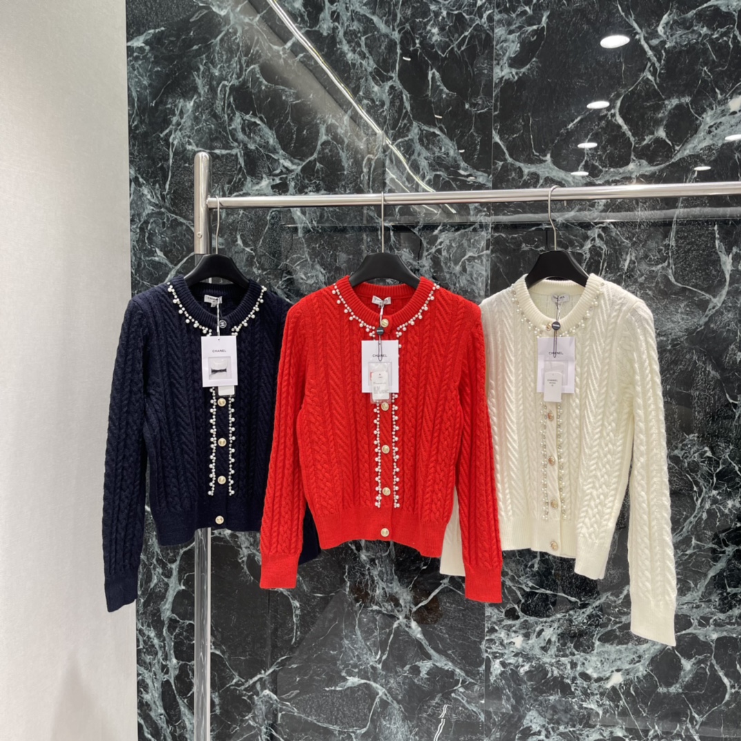 NO:702518,Xiaoxiang's 26 new spring style pearl-embellished knitted cardigan. Classic twist texture + round neck pearl embellishment. Elegant and refined. The red color is white and full of festive atmosphere. It can be easily worn during Christmas and New Year. It is versatile to wear alone or inside. It looks good with coats, skirts and jeans. It is easy to switch between multiple styles. Three colors SML, Chanel-clothing, chanel, skirts, jeans,19860909小香 26春季新款 珍珠装饰针织开衫 经典麻花纹理+圆领珍珠点缀 优雅又精致 红色显白节日氛围感拉满 圣诞新年都能轻松驾驭 单穿或内搭都很百搭 搭配大衣,裙装 牛仔裤都好看 轻松切换多种风格.三个色SML,香奈儿-服装,chanel,skirts,jeans,,Women's clothing