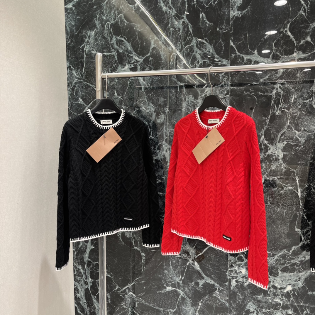 NO:702451,Miu 26 new spring style textured round neck top, white piping design, retro and exquisite, front button closure, easy to put on and take off, great to wear alone or layered in autumn and winter. Red is perfect for festive atmosphere. It can be easily matched with skirts or high-waisted pants for Christmas and New Year, get elegant and casual style! Two colors SML, Miu Miu-clothing, miumiu, skirts,19860909Miu 26春季新款 纹理圆领上衣 白色滚边设计 复古又精致 正面纽扣开合 穿脱方便 秋冬单穿或叠搭都很出彩 红色超适合节日氛围 圣诞 新年都能轻松驾驭搭配裙装或高腰裤,优雅休闲风get!两个色SML,缪缪-服装,miumiu,skirts,,Women's clothing