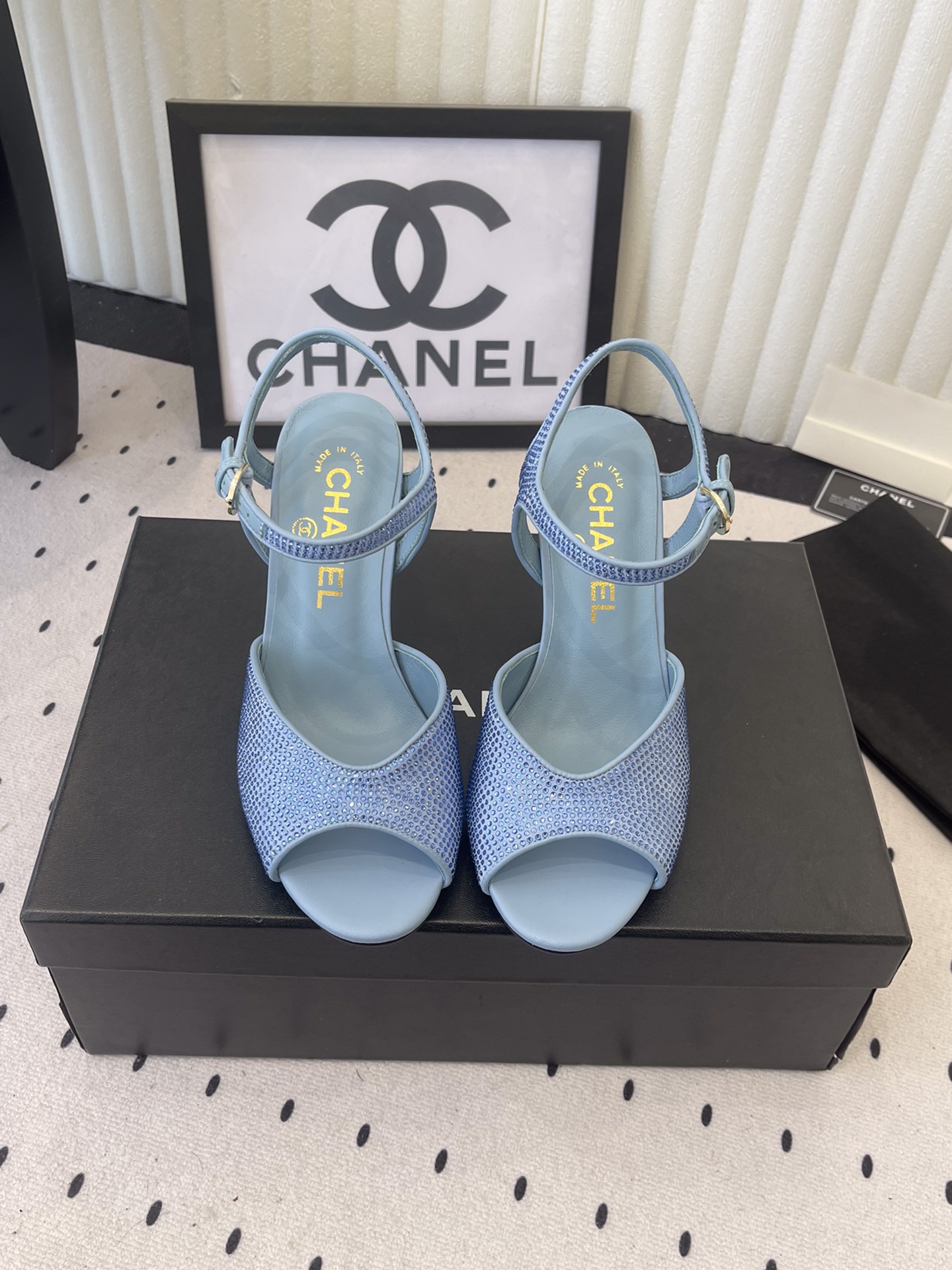 Женские босоножки с декором из страз на тонком каблуке Chanel